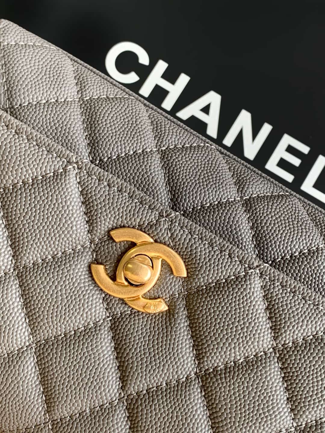MINI FLAP BAG WITH TOP HANDLE AS2215 Grained Calfskin & Gold Metal Grey A