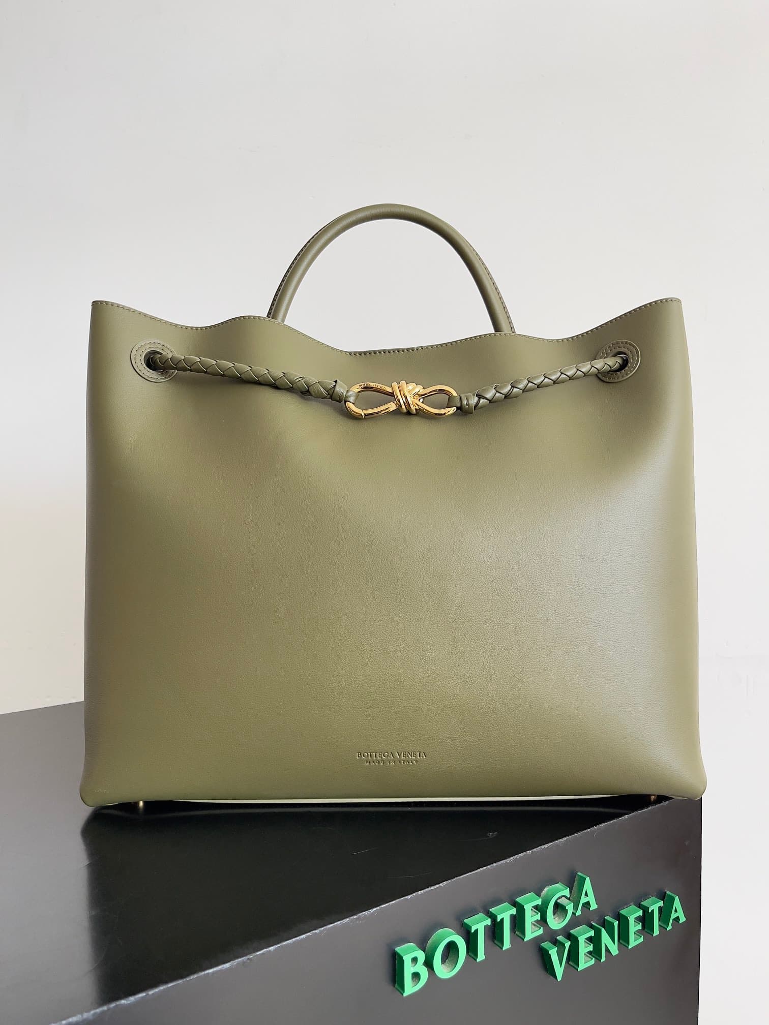 BV Andiamo Large tote bag in green calfskin leather TOP