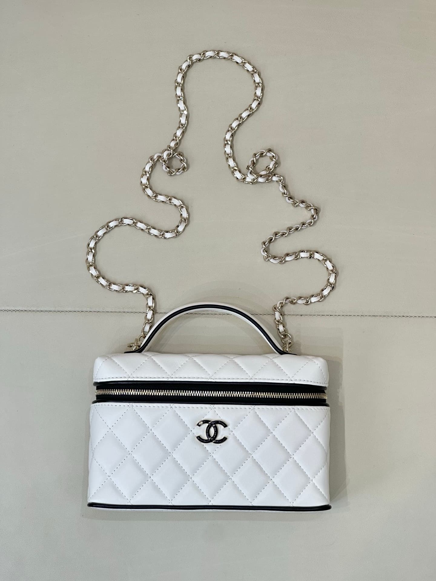Chanel Vanity with Chain Lambskin & Gold-Tone Metal White AP5240 TOP