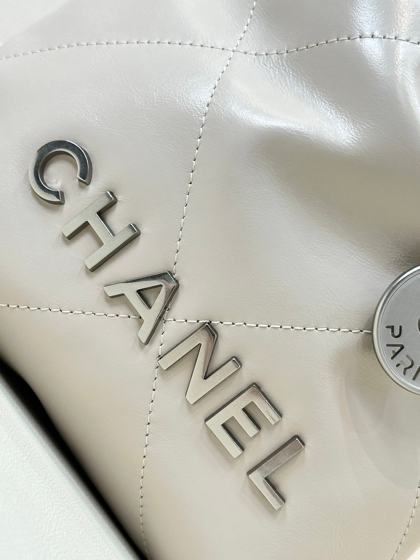 Chanel 22 MINI HANDBAG Shiny Calfskin White & Silver-Tone Metal AS3980 TOP