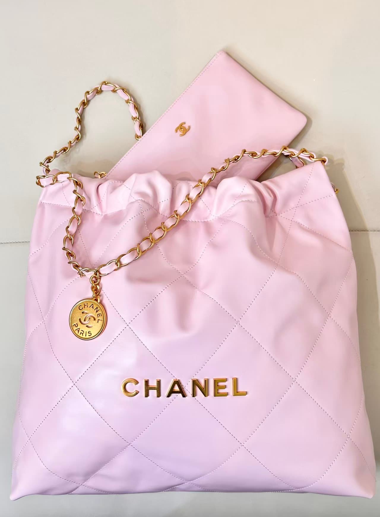 Chanel 22 MEDIUM HANDBAG Shiny calfskin & gold-tone metal AS3261 Pink TOP