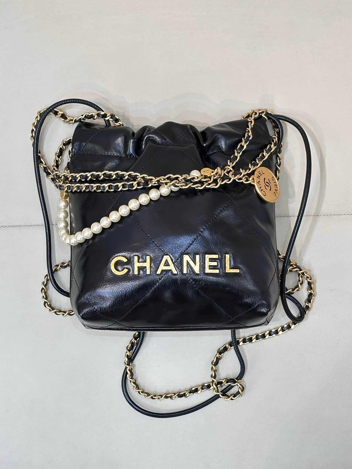 Chanel 22 MINI HANDBAG Shiny Calfskin Black & Gold-Tone Metal AS3980 TOP