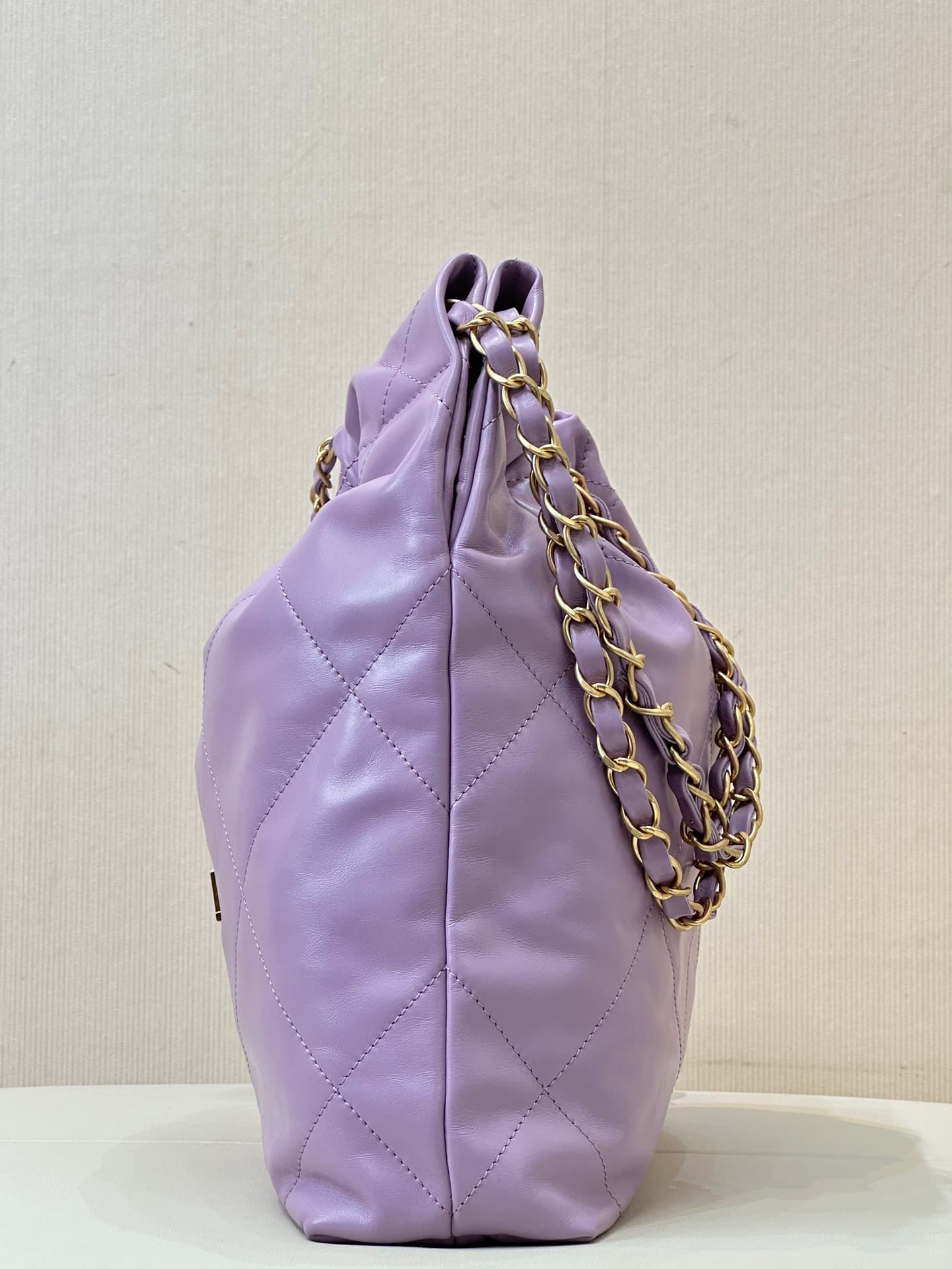 Chanel 22 Small handbag Shiny calfskin & Gold-tone metal AS3260 Purple TOP