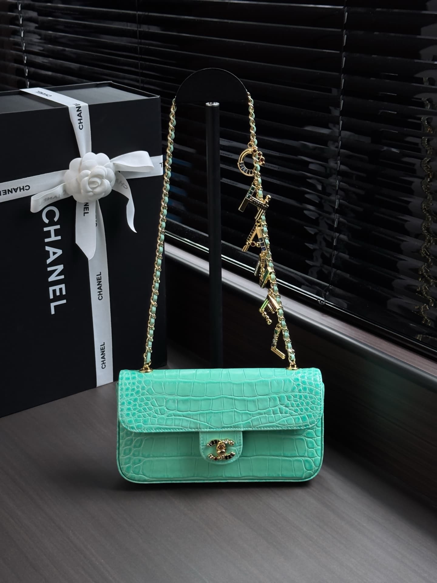 Chanel Flap Bag crocodile-embossed calfskin& Gold-Tone Metal Green AS6340 A