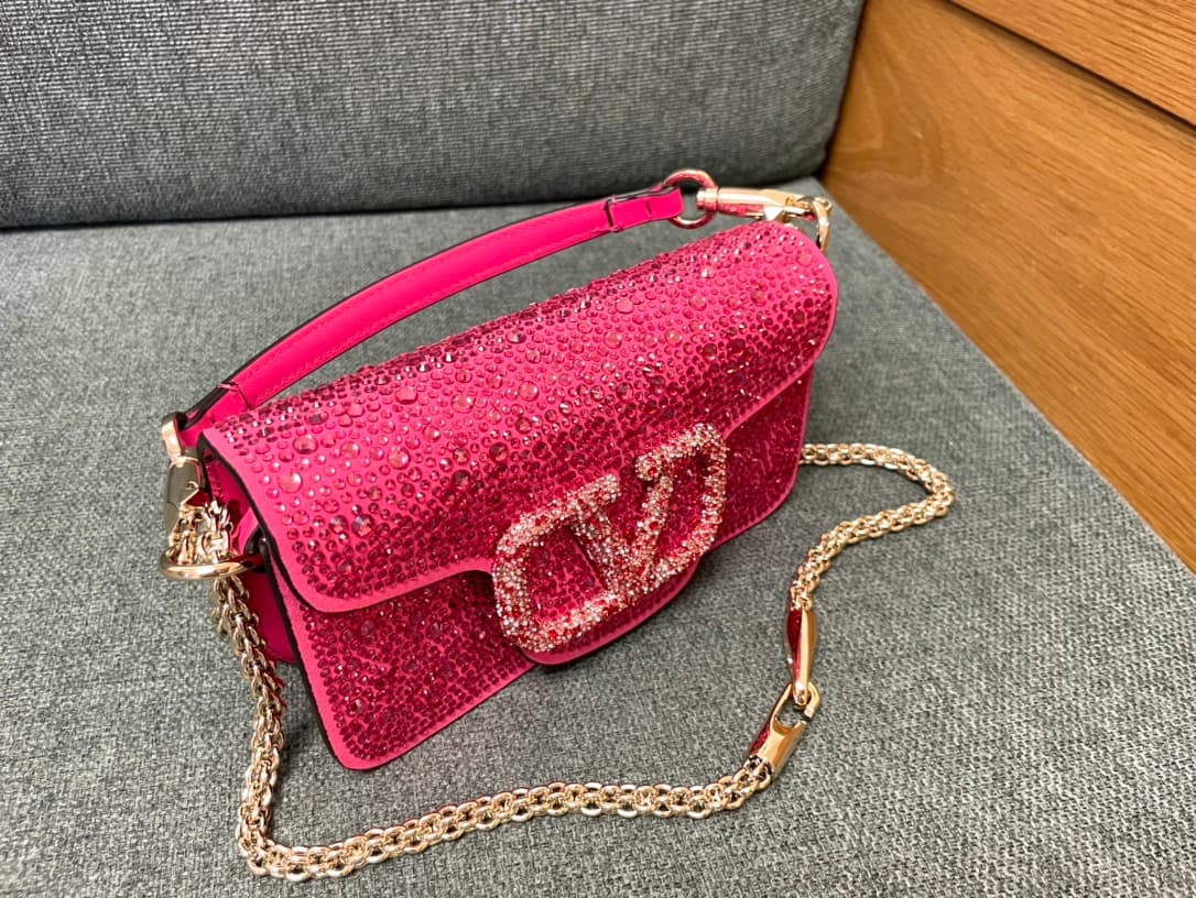 Valentino Garavani Locò Small Shoulder Bag in Rose Pink High