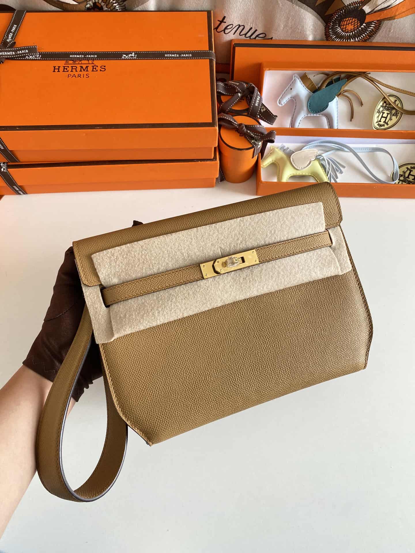 Hermes Kelly Depeches 25 Pouch Epsom Leather Sesame WAX High