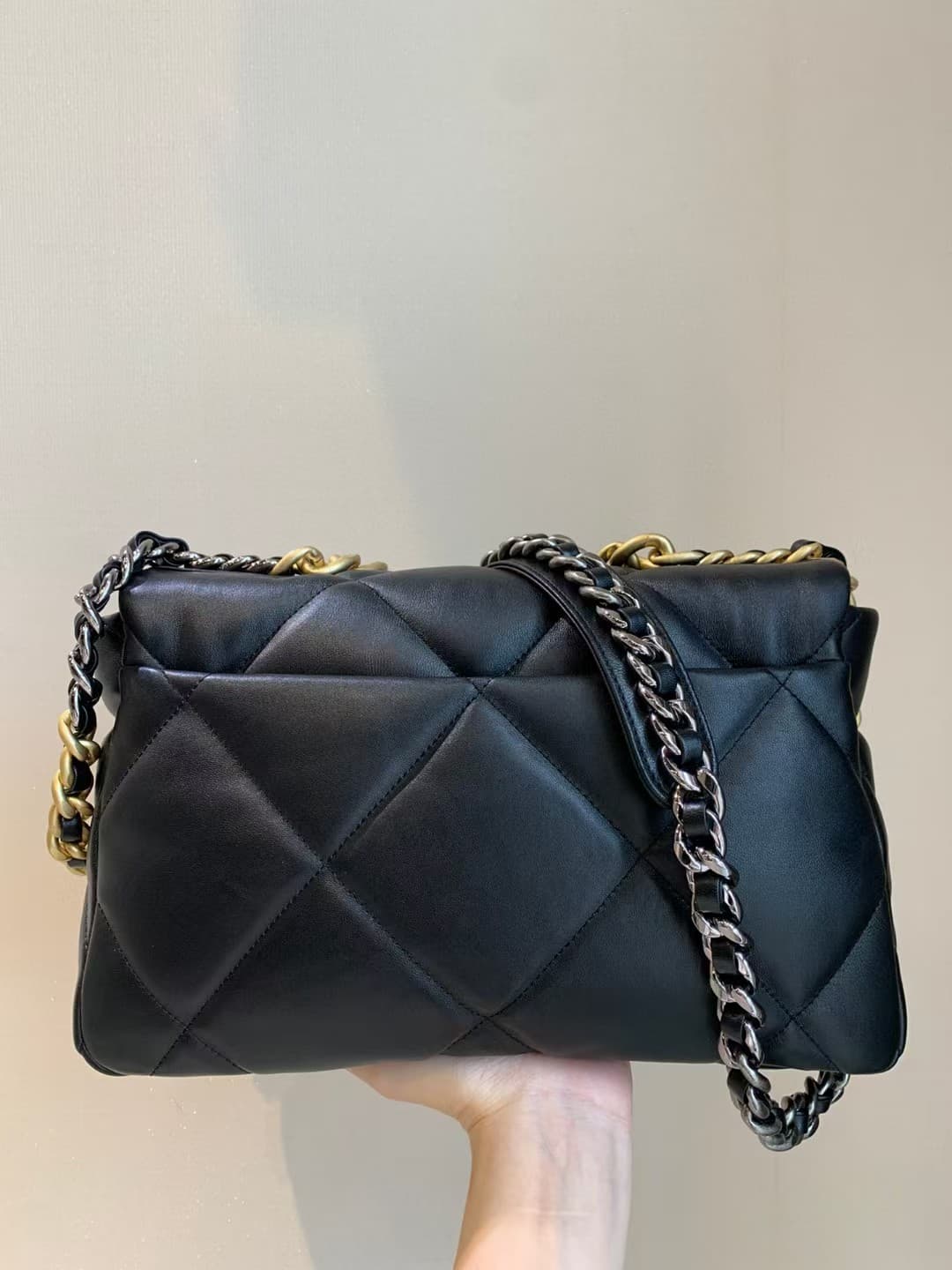 Large Chanel 19 handbag Shiny lambskin  gold&silver-tone Black TOP