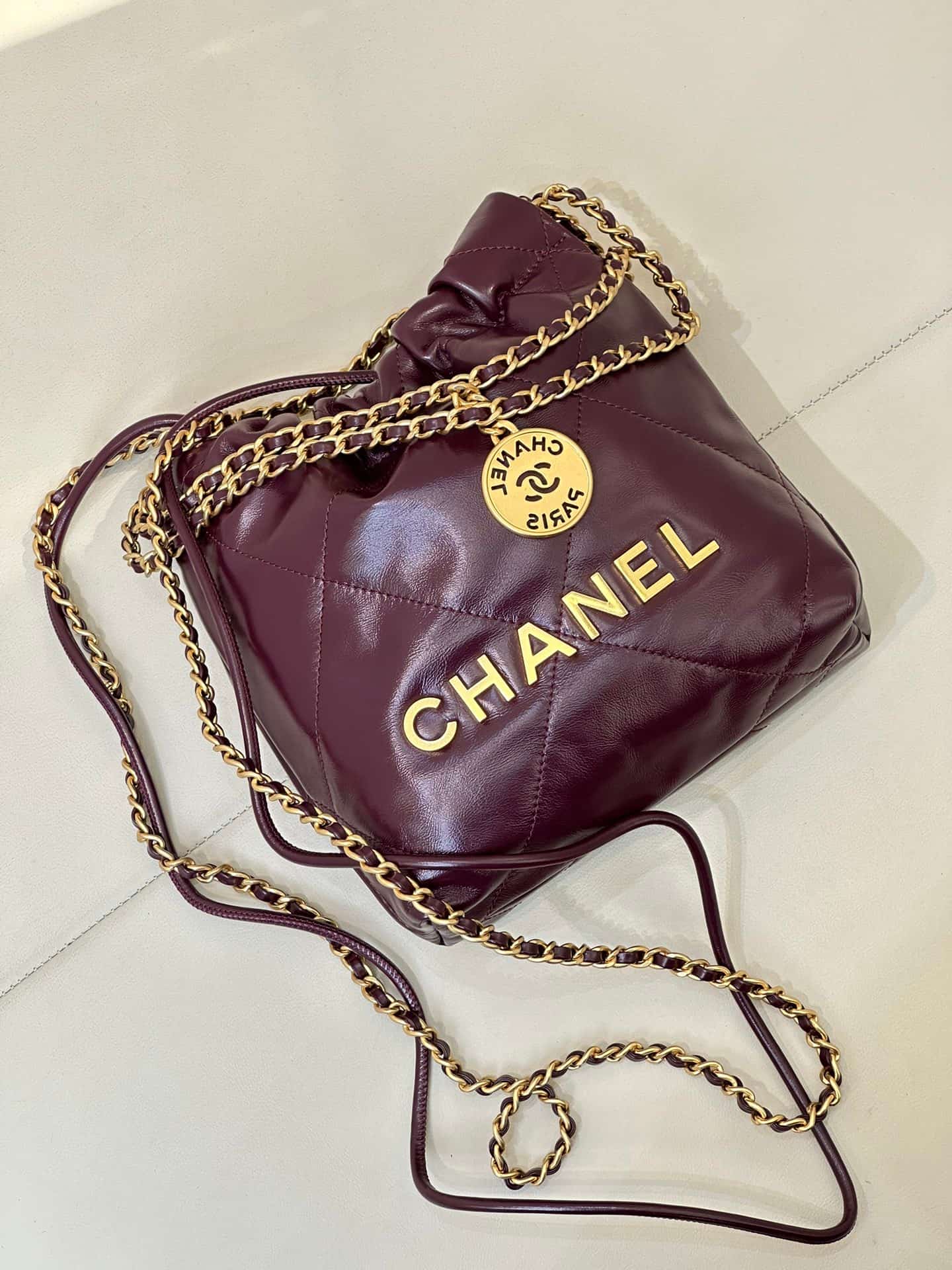 Chanel 22 MINI HANDBAG Shiny Calfskin Burgundy & Gold-Tone Metal AS3980 TOP
