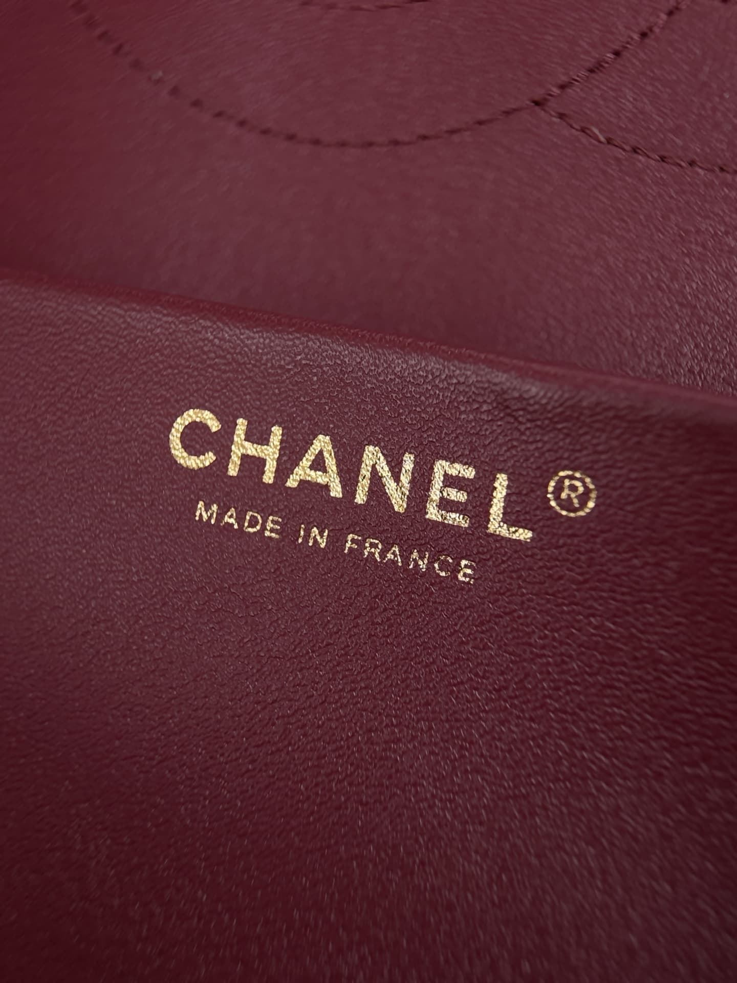 Chanel Maxi Flapbag Grained Calfskin & Gold-Tone Metal White AS6231 A