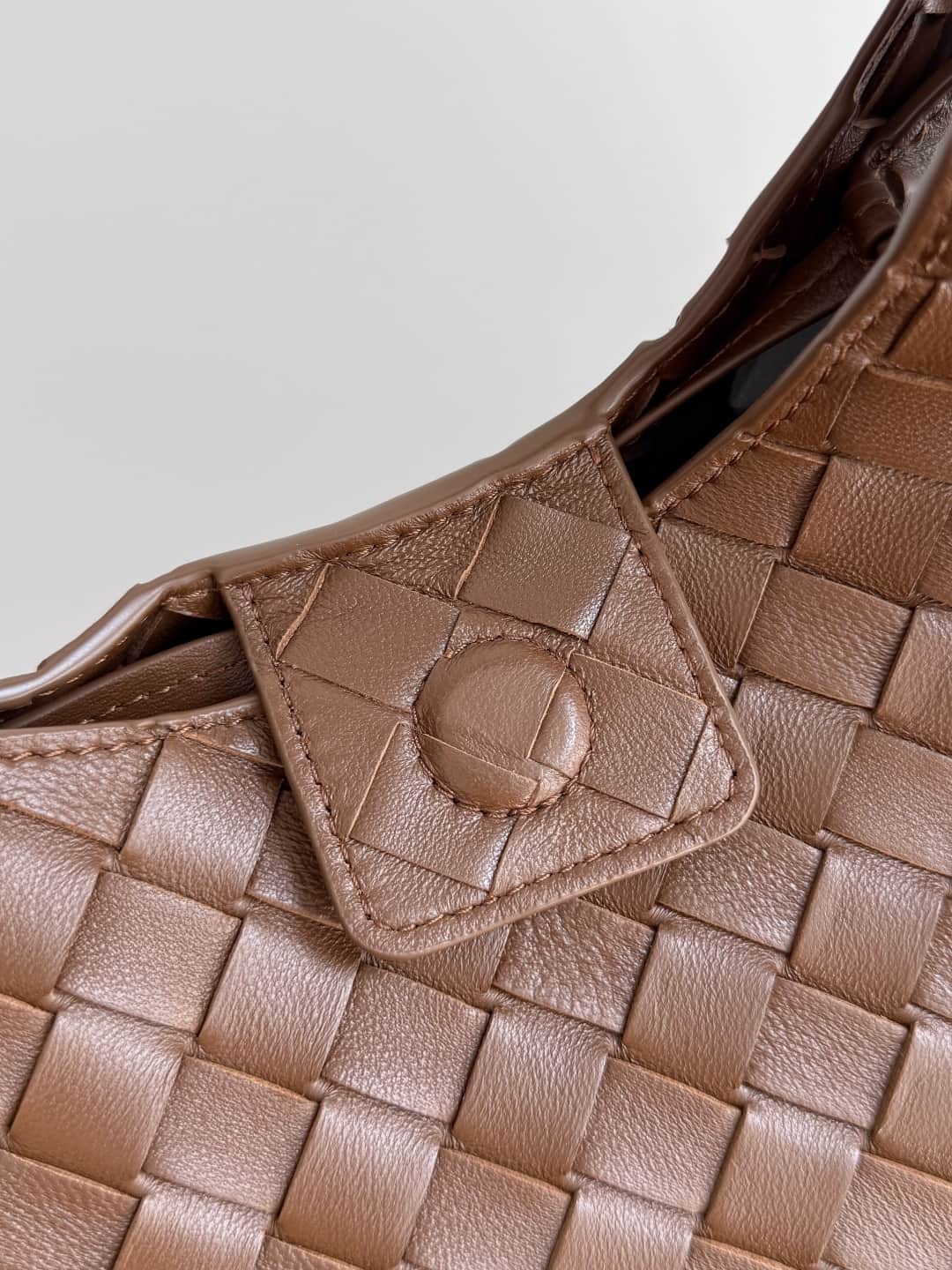 Bottega Veneta Medium Campana shoulder bag in Intrecciato leather Pinecone TOP