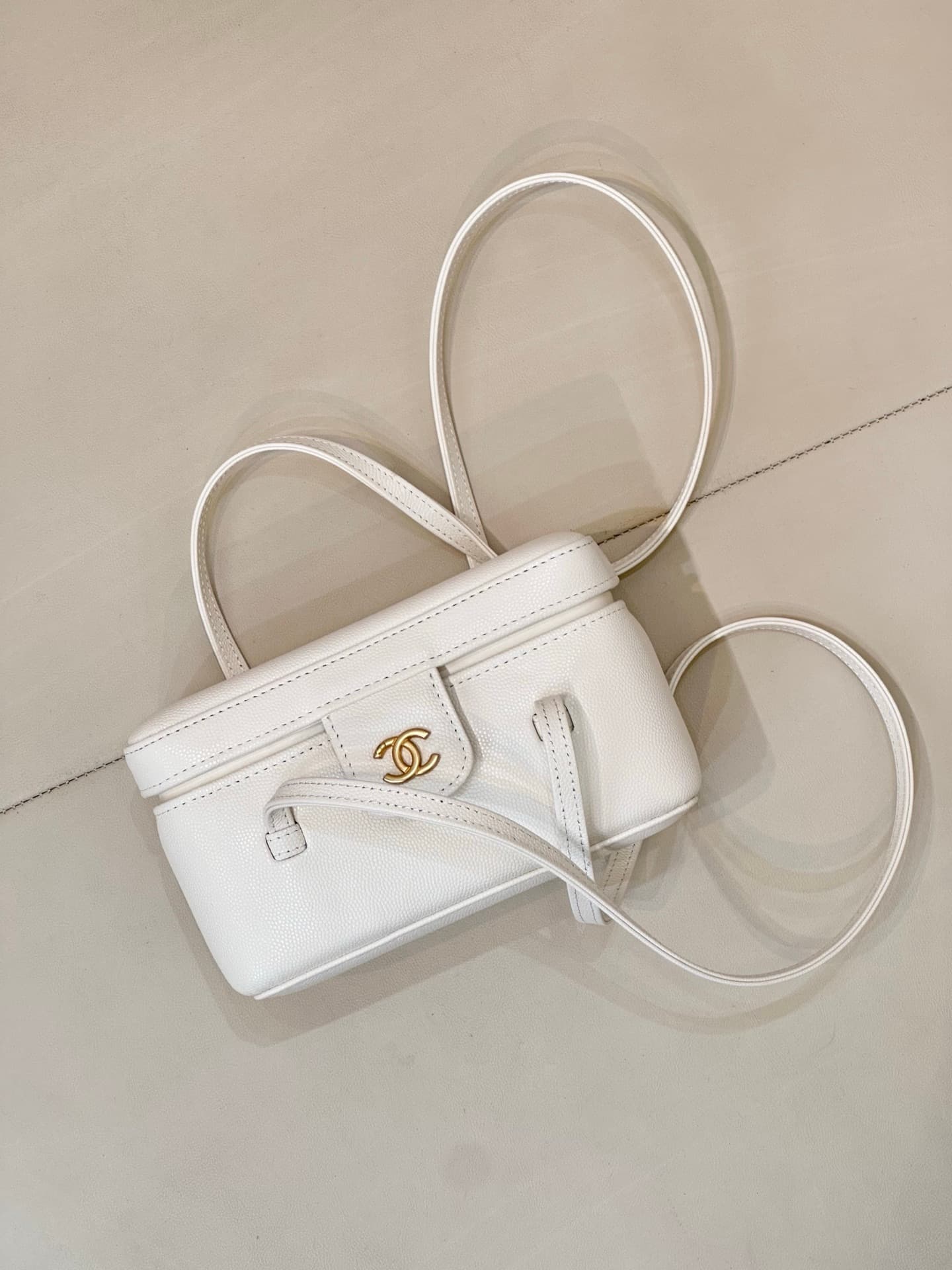Chanel Long Vanity with Leather Strap Grained Shiny Calfskin & Gold-Tone Metal White AP5067 TOP