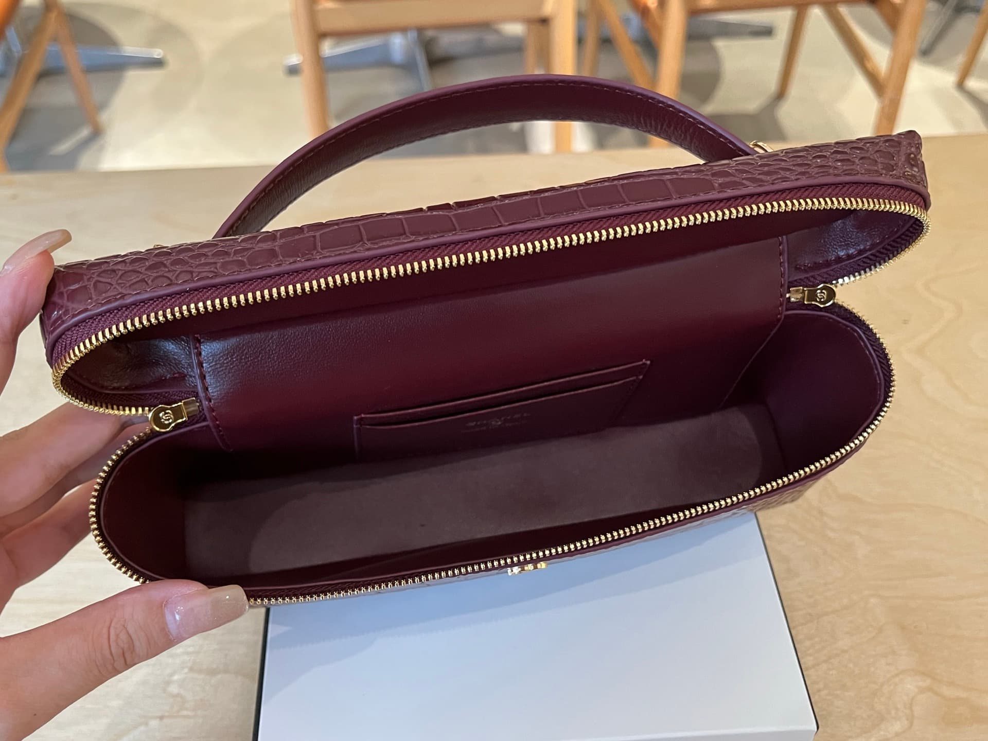 Chanel Vanity with Chain Crocodile-embossed leather& Gold-Tone Metal Burgundy AP5438 A
