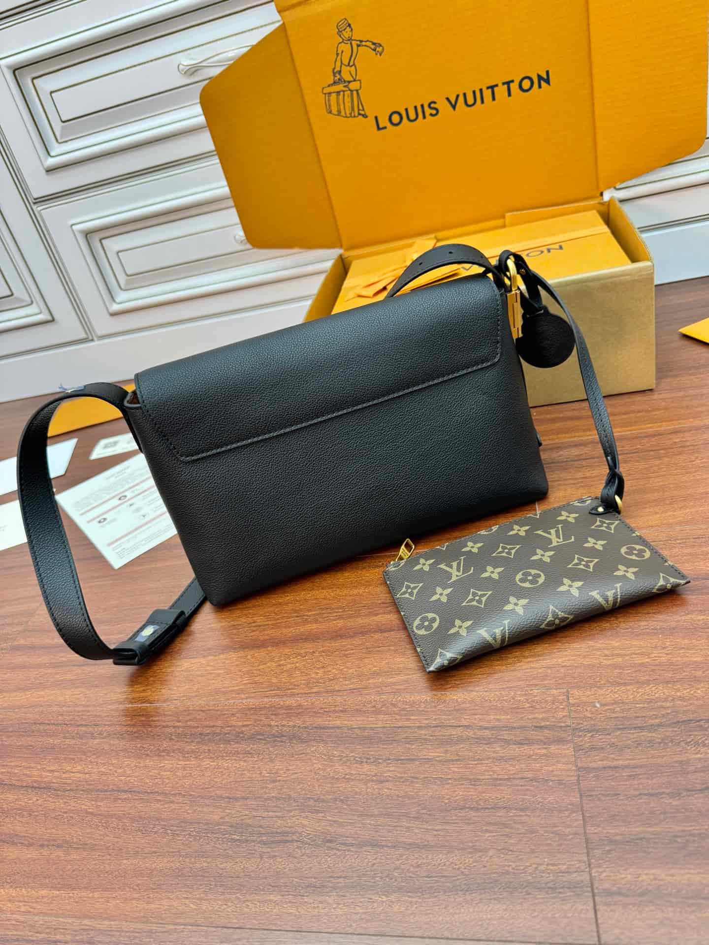 Louis Vuitton Low Key Messenger Black Calf leather M13148 TOP