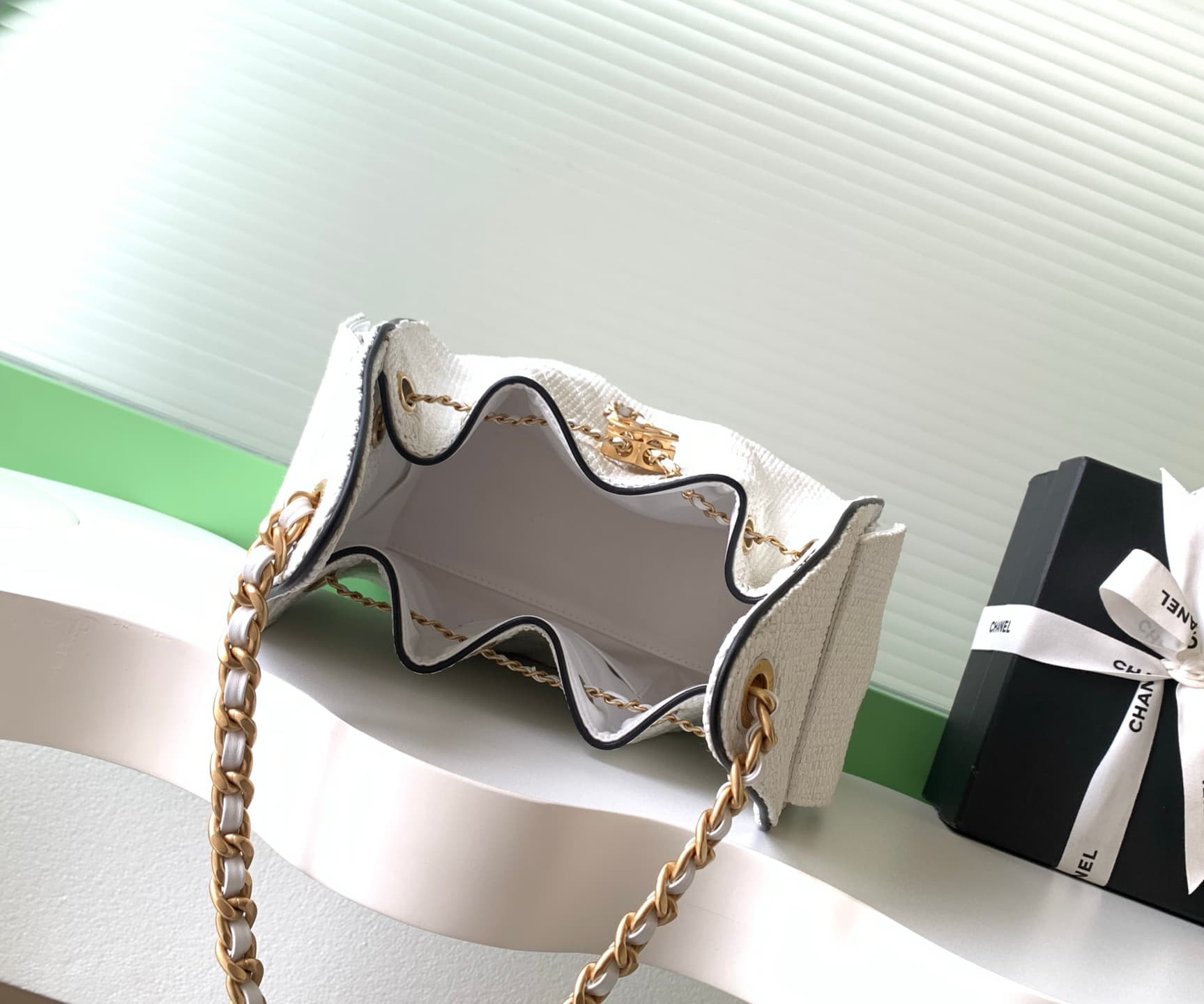 Chanel 25 Small Hobo handbag AS5293 Braided Raffia-Effect Canvas Calfskin & Gold-Tone Metal White & Black A