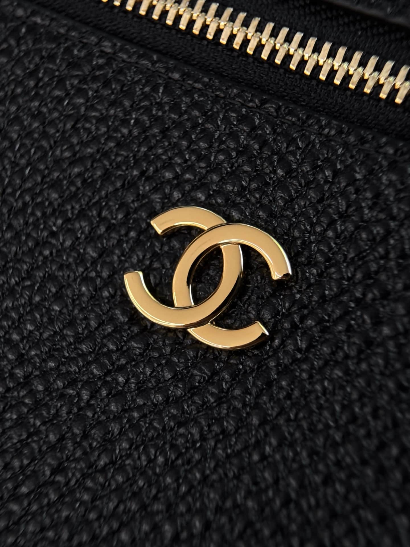 Chanel Vanity with chain Grained Calfskin & Gold-Tone Metal Black AS6473 A