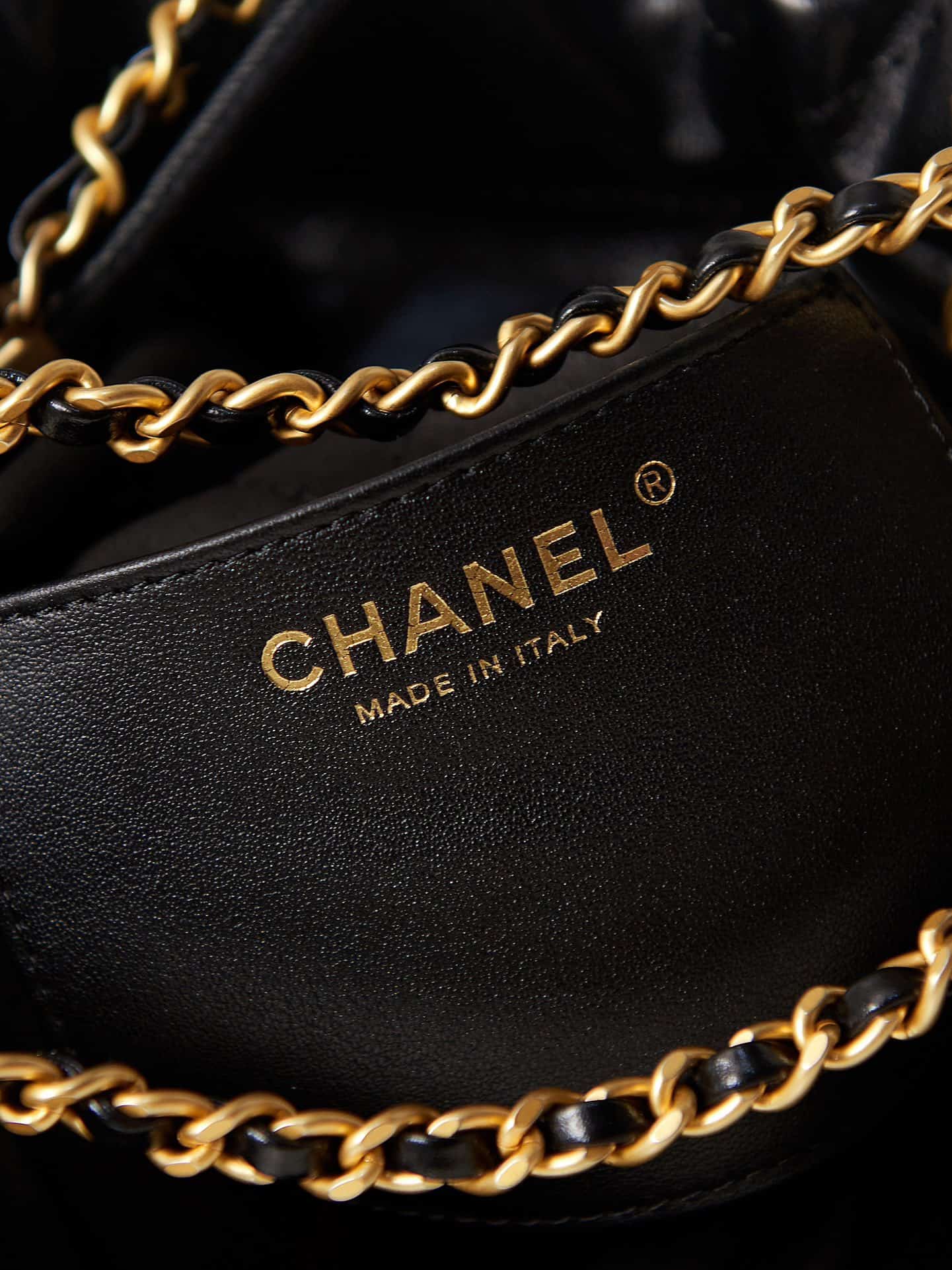 Chanel 22 MINI HANDBAG Shiny Calfskin Black & Gold-Tone Metal AS3980 A