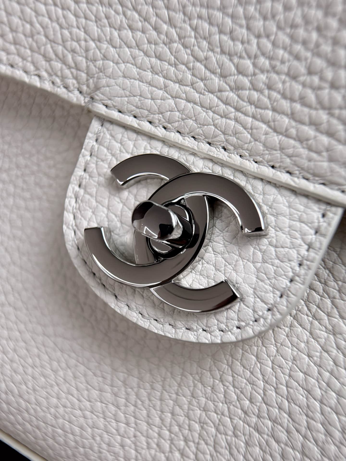 Chanel Maxi Flapbag Grained Calfskin & Silver-Tone Metal White AS6231 A