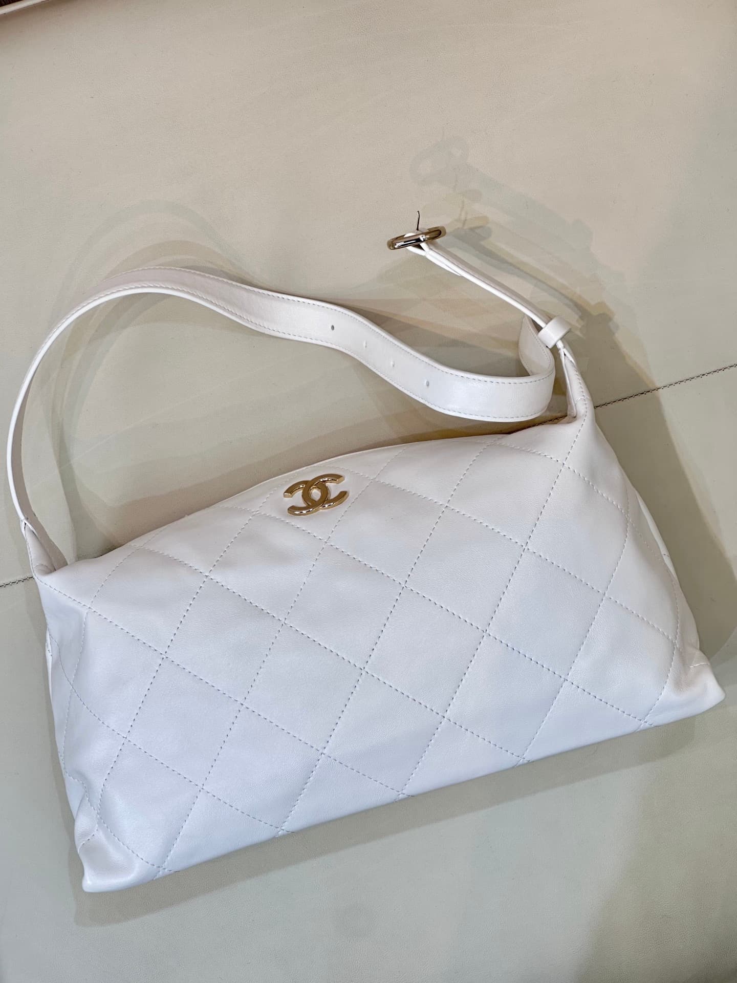 Chanel Maxi Hobo Bag Shiny Lambskin & Gold-Tone Metal AS6139 White TOP