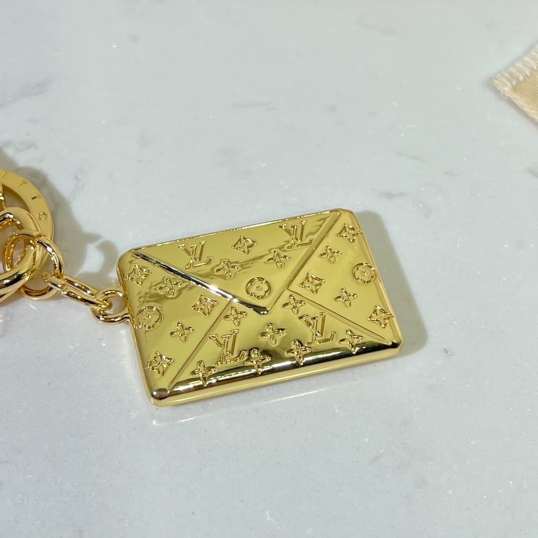 LV Love Note Envelope Key Holder And Bag Charm M67400