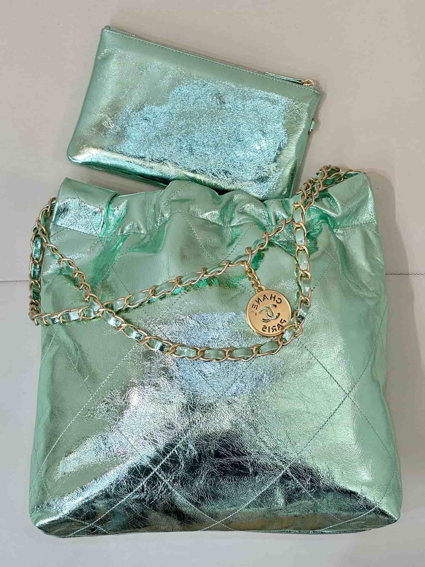 Chanel 22 Small handbag Metallic Calfskin & gold-tone metal AS3260 Green TOP