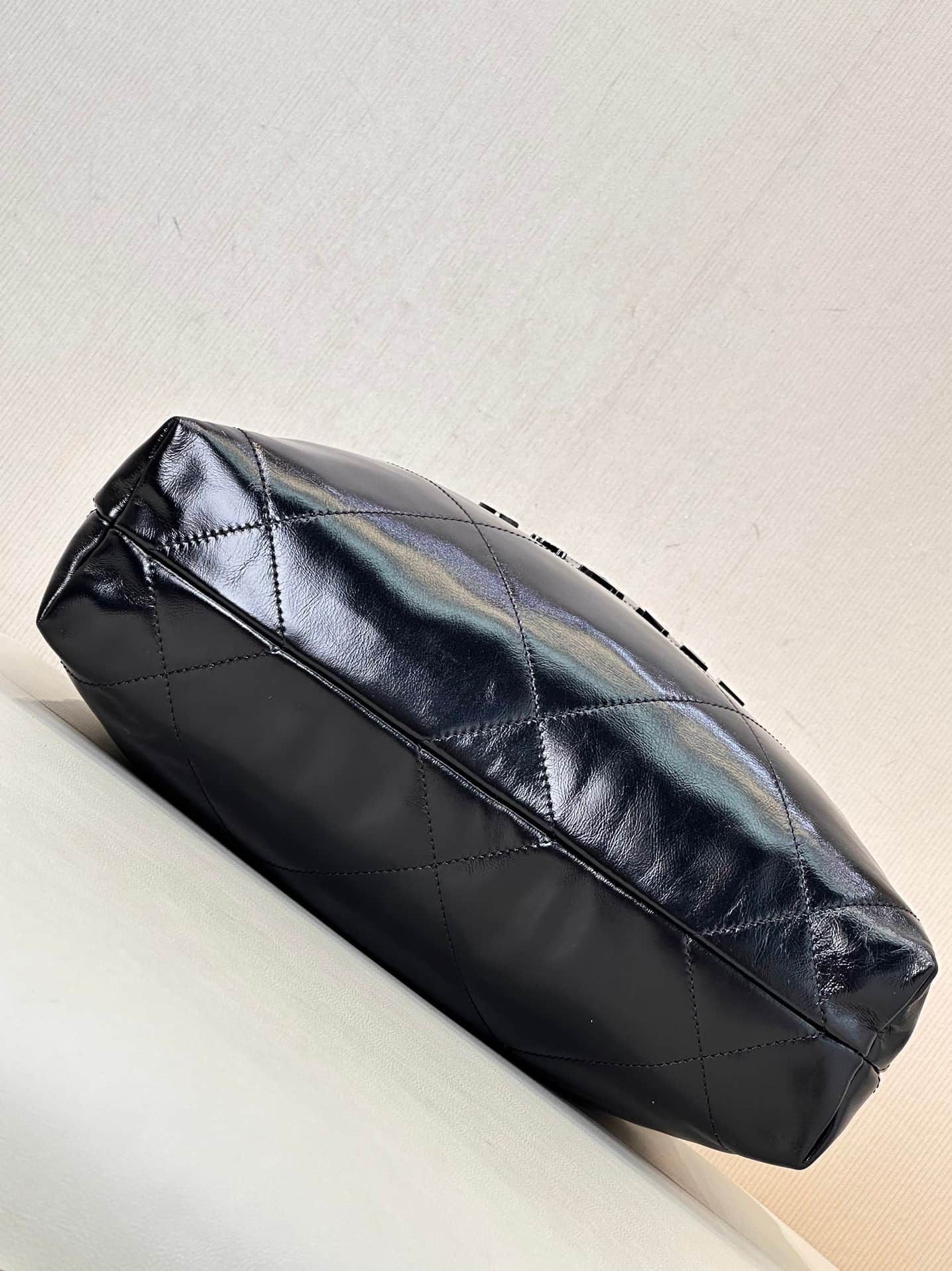 Chanel 22 Small handbag Shiny calfskin & Black-tone metal AS3260 Black TOP
