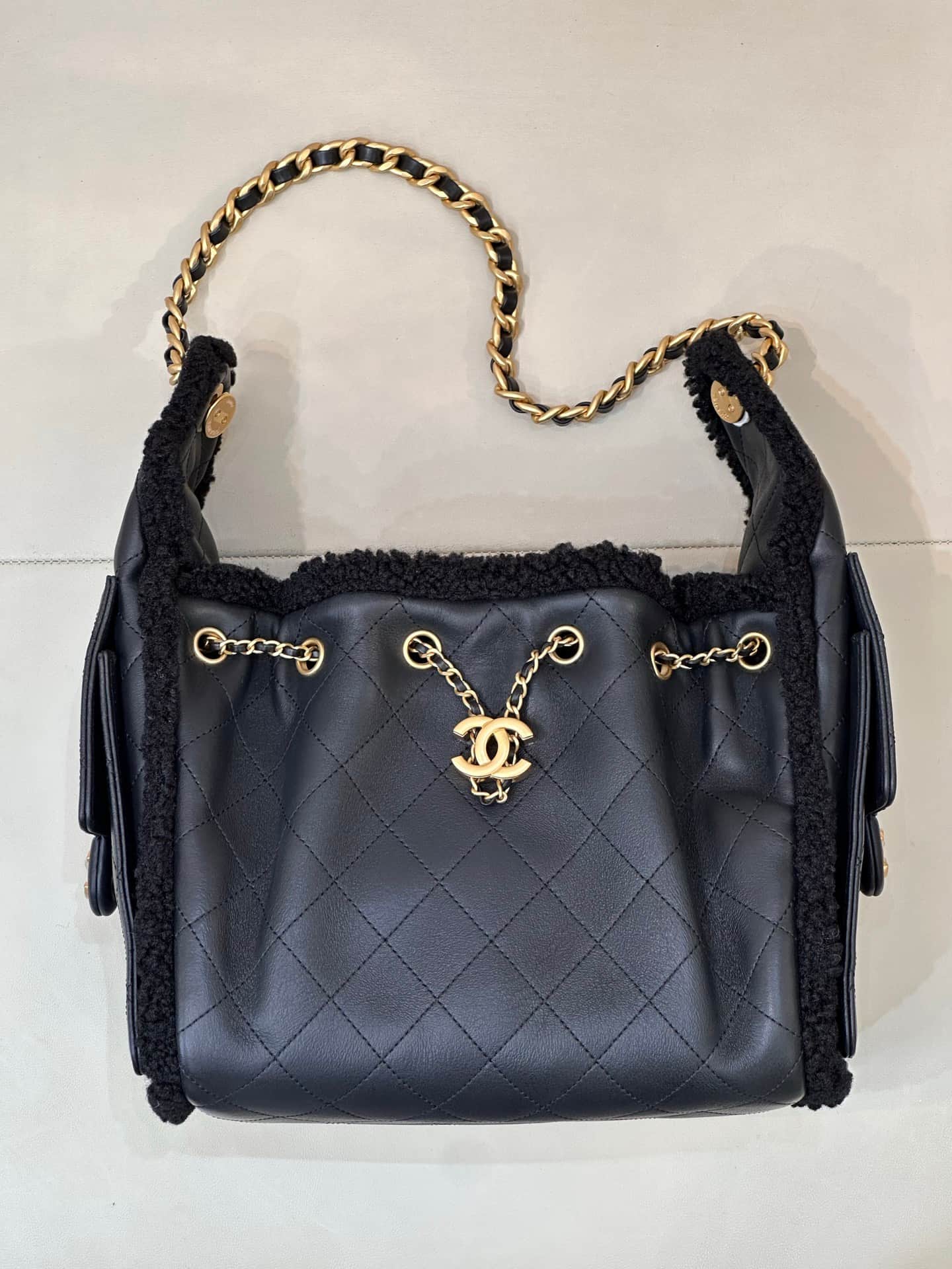 Chanel 25 Small Hobo handbag AS5293 Grained Calfskin with crumpled sheepskin shearling&Gold-tone Metal Black TOP