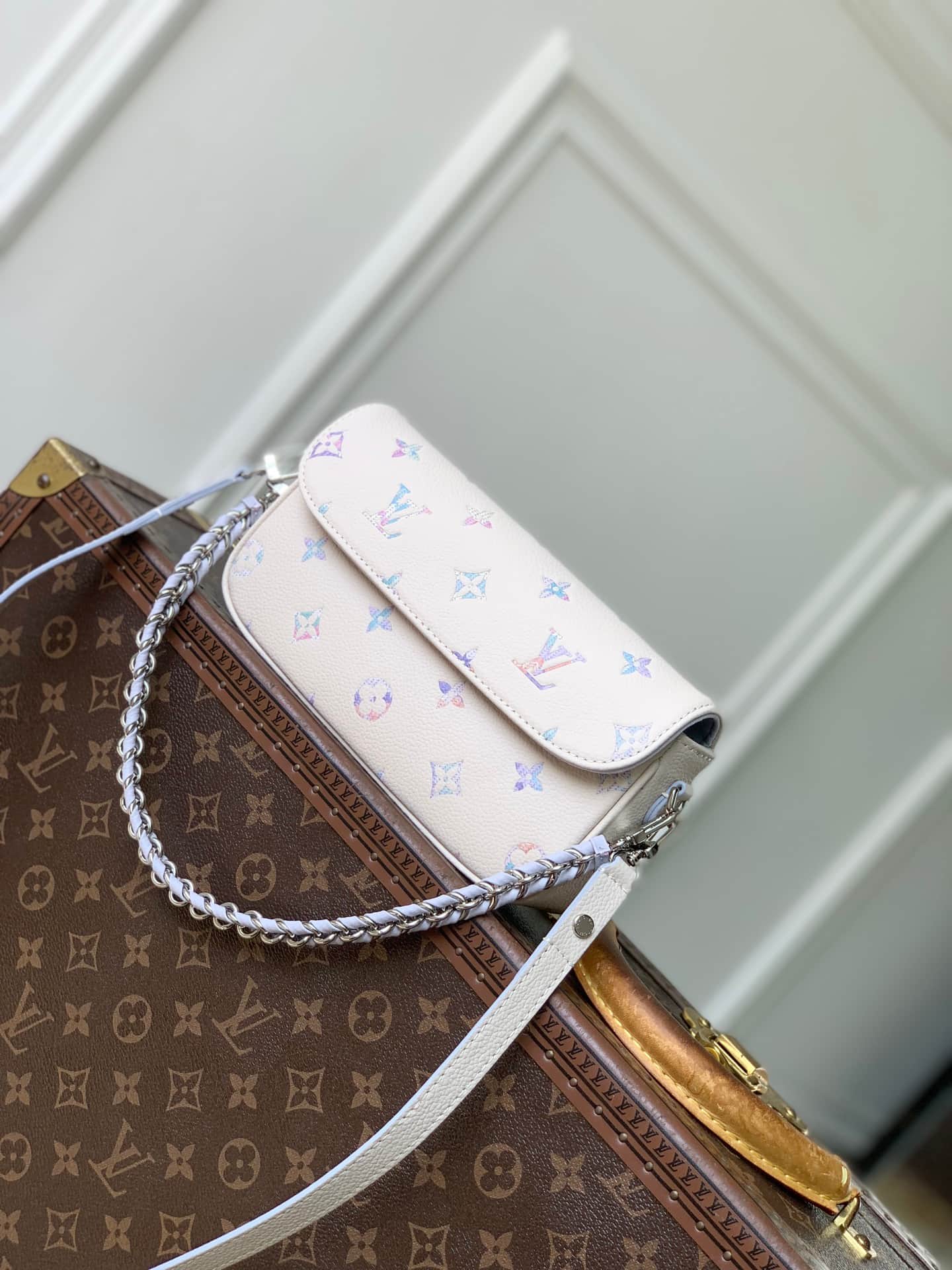 Louis Vuitton Wallet On Chain Ivy Monogram Empreinte Link Quartz Cowhide leather M29770 High