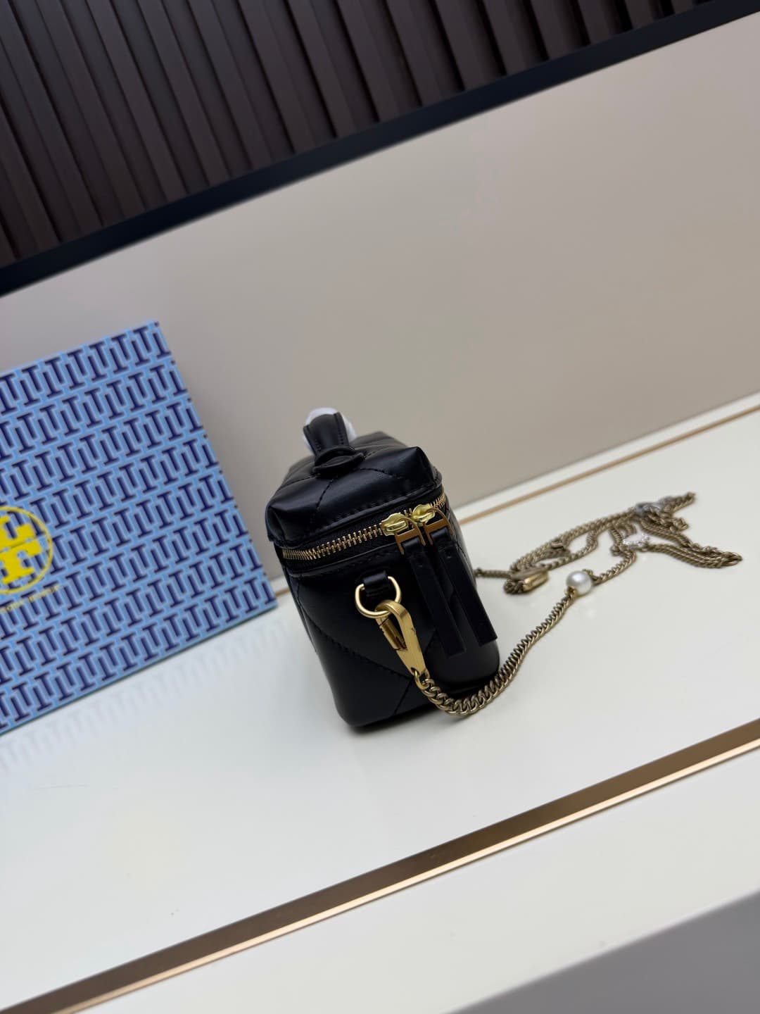 Tory Burch KIRA DIAMOND QUILT CHARM EAST-WEST VANITY CASE Black High