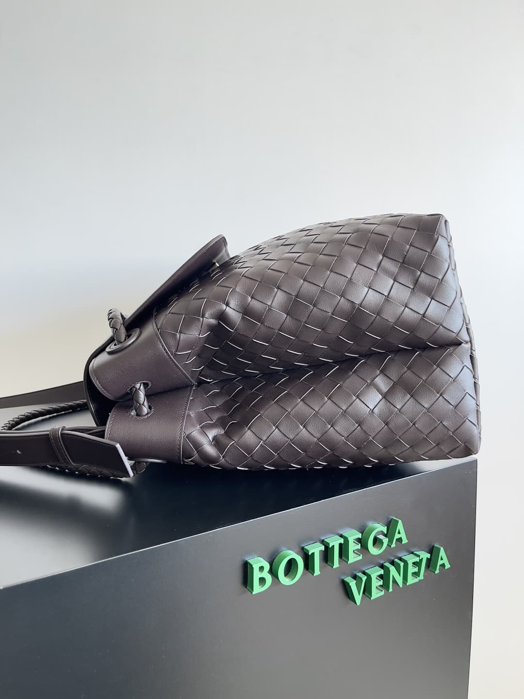 BV Large Andiamo Messenger Top