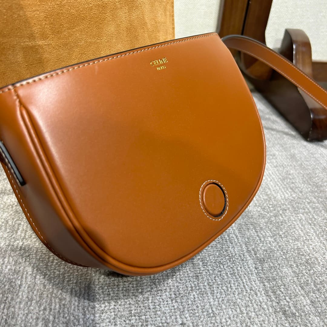 CELINE Folco Cuir Triomphe Shoulder Bag in Caramel Calfskin Leather High