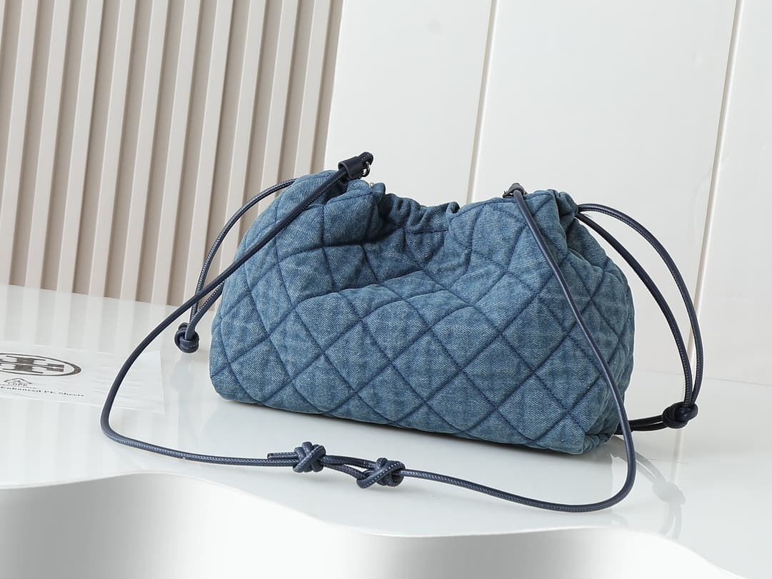 Tory Burch Large Willa Denim E/W Drawstring Bag in blue high