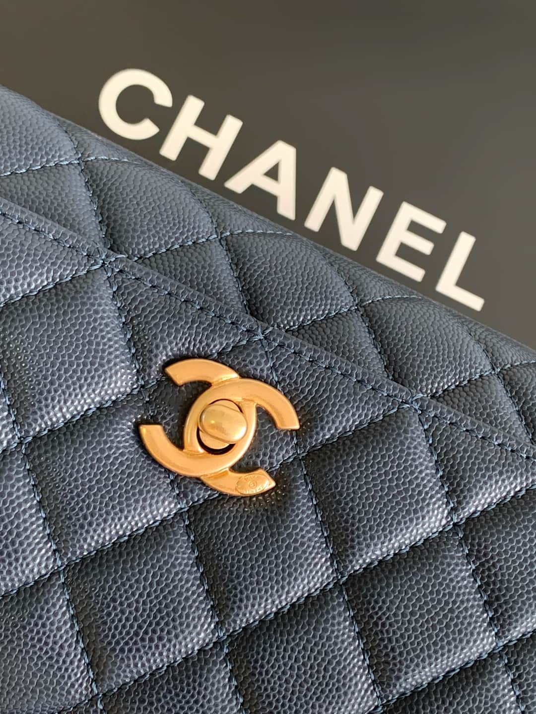 MINI FLAP BAG WITH TOP HANDLE AS2215 Grained Calfskin & Gold Metal Navy A