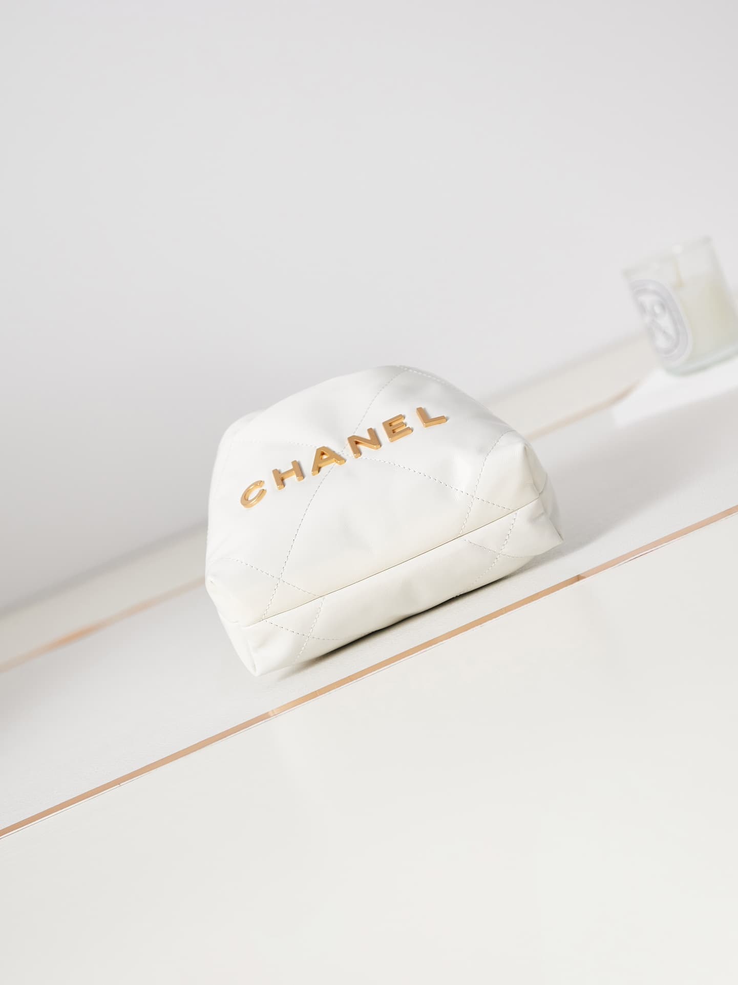 Chanel 22 MINI HANDBAG Shiny Calfskin White & Gold-Tone Metal AS3980 A
