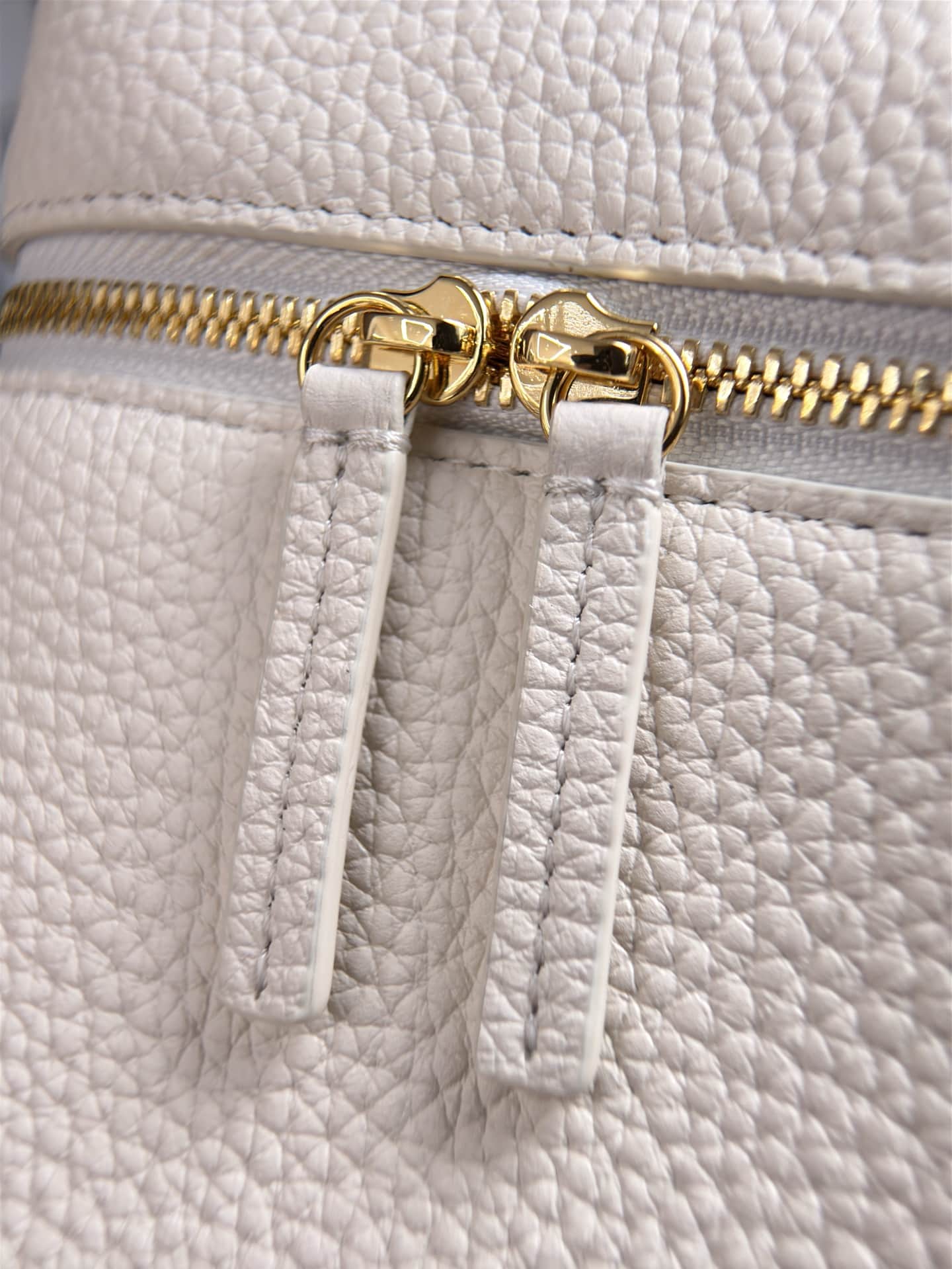 Chanel Vanity with chain Grained Calfskin & Gold-Tone Metal White AS6473 A