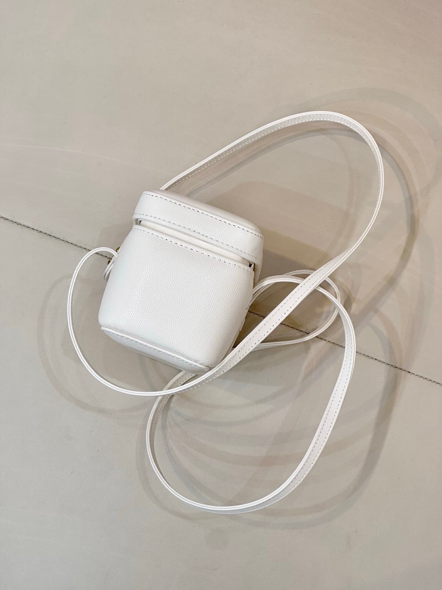 Chanel Long Vanity with Leather Strap Grained Shiny Calfskin & Gold-Tone Metal White AP5067 TOP