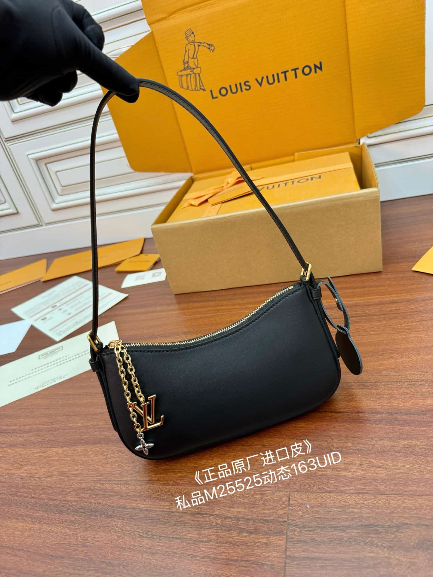 Louis Vuitton Pochette LV Bloom M25525 Calfskin leather Black TOP