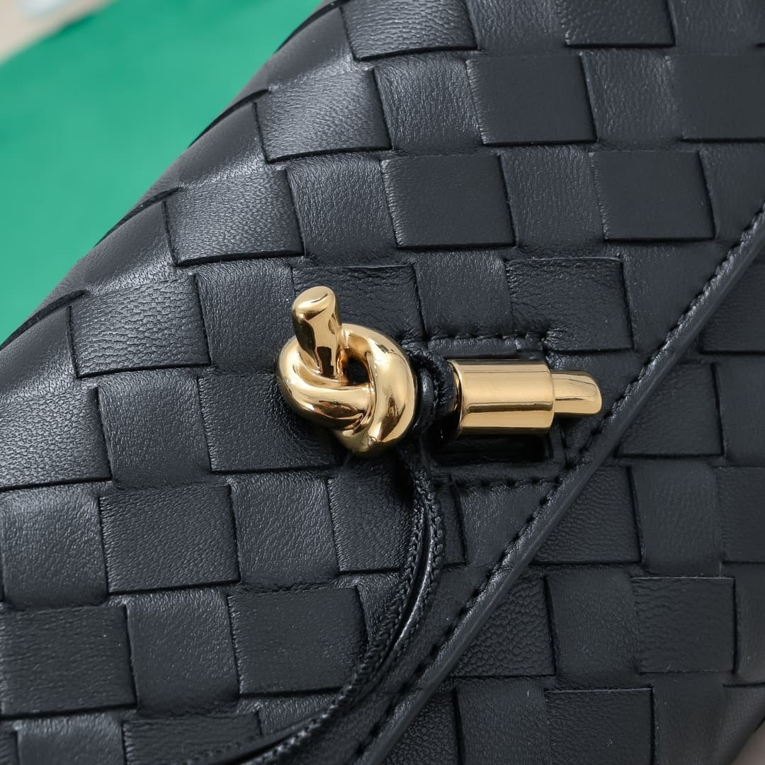 BV Andiamo Clutch Black High