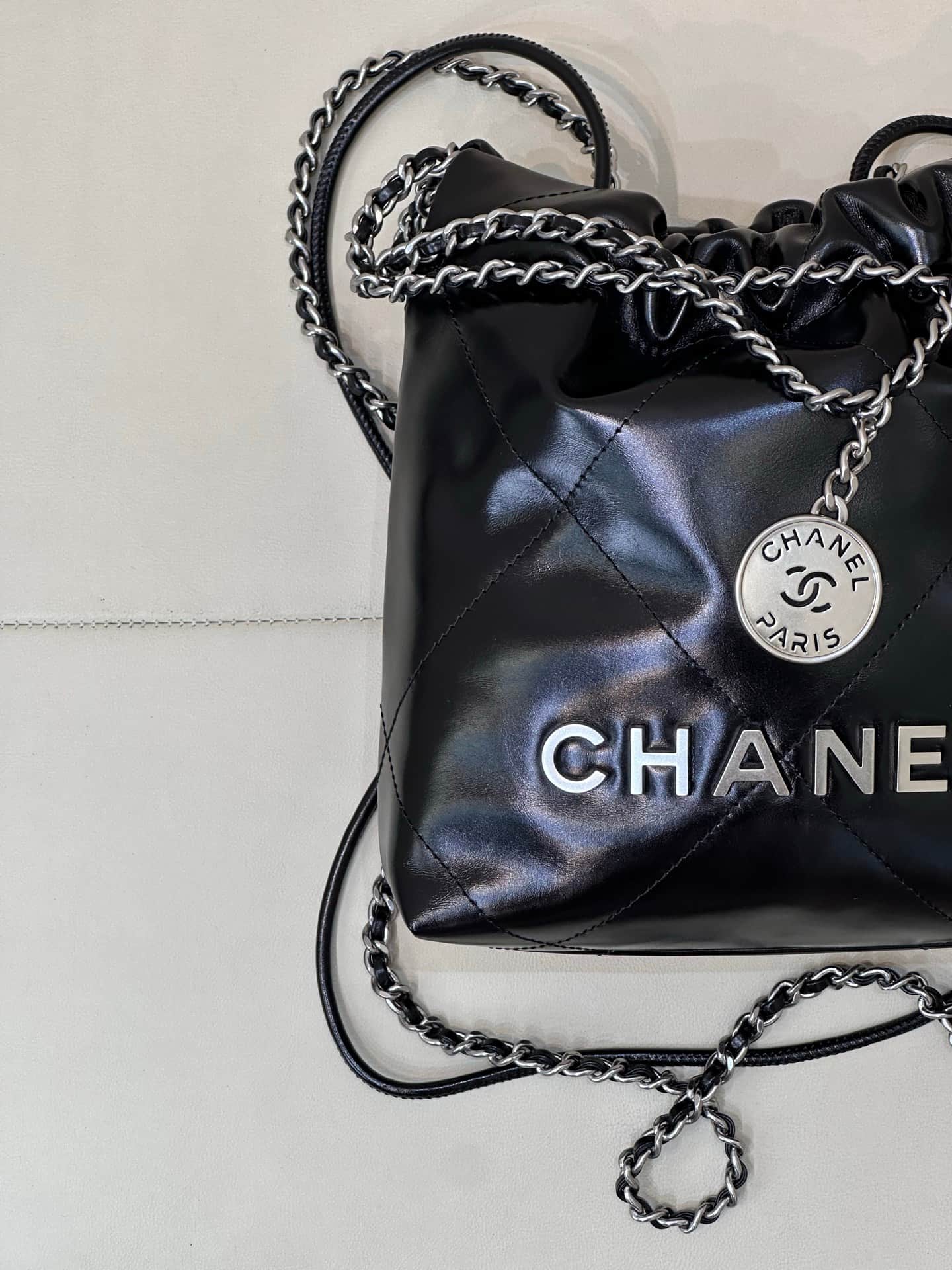 Chanel 22 MINI HANDBAG Shiny Calfskin Black &Silver-Tone Metal AS3980 TOP