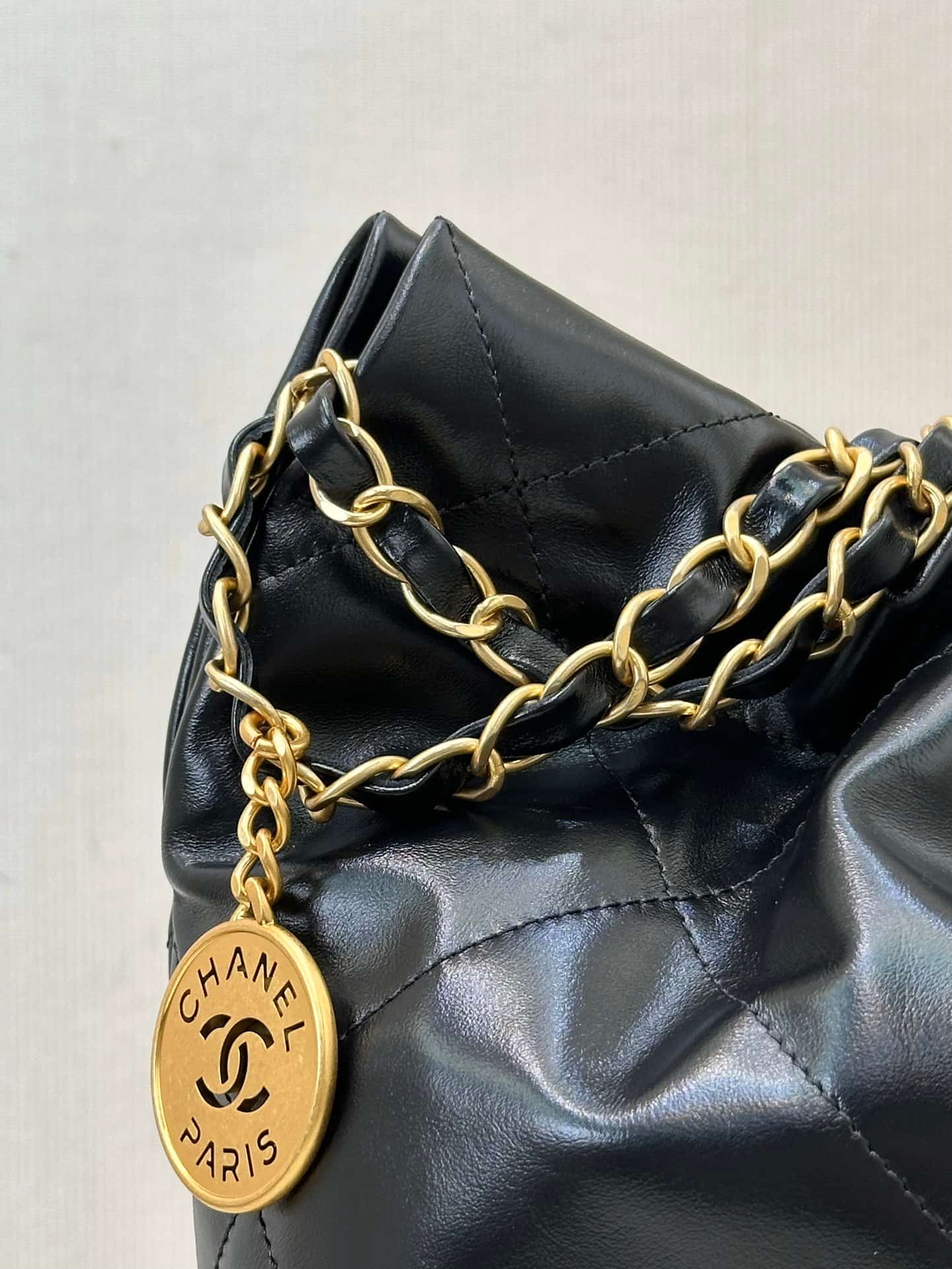 Chanel 22 Small handbag patent leather &Gold-tone metal AS3260 Black TOP