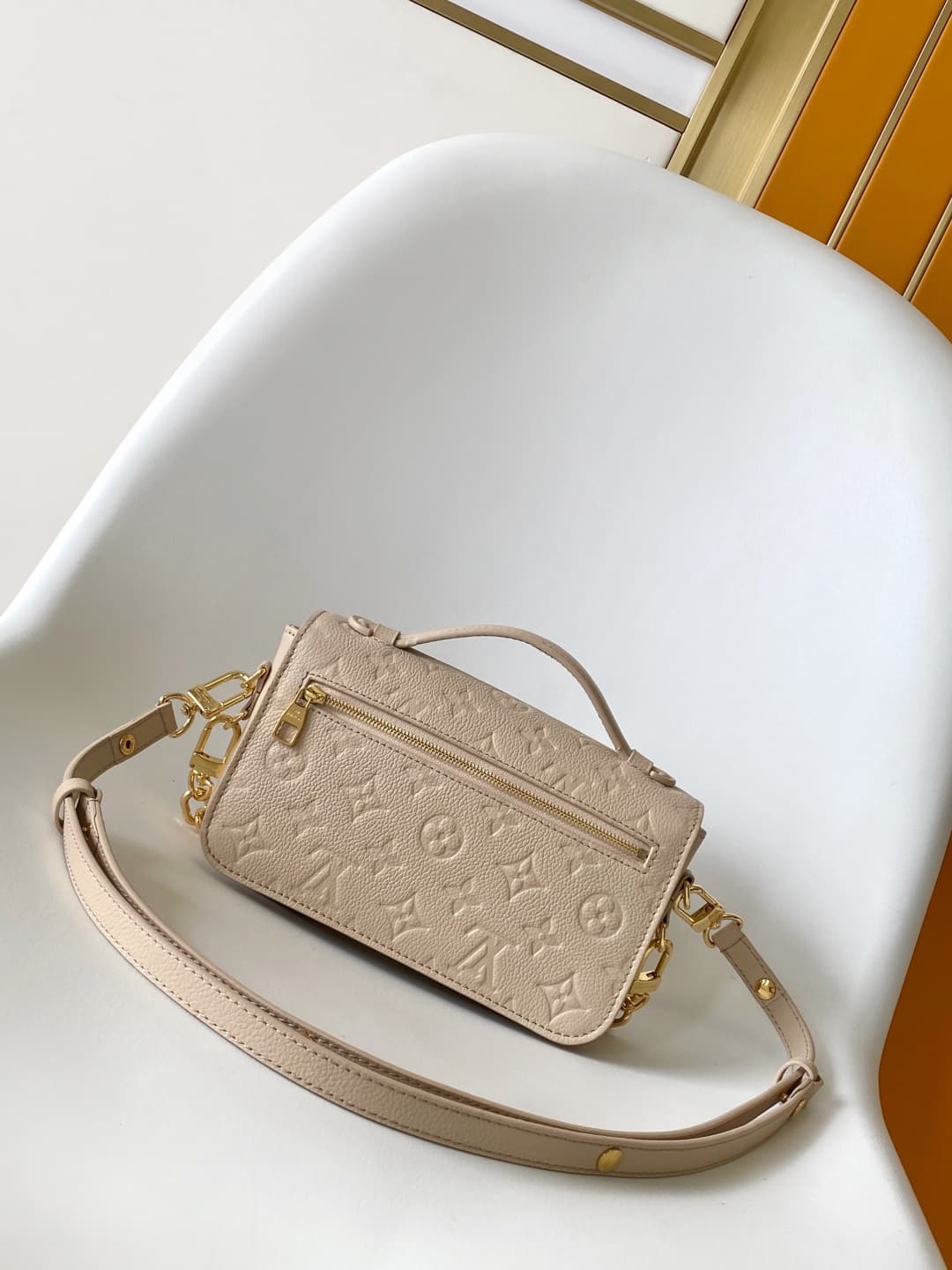 Louis Vuitton POCHETTE MÉTIS EAST WEST Sand Grained cowhide leather M14322 High