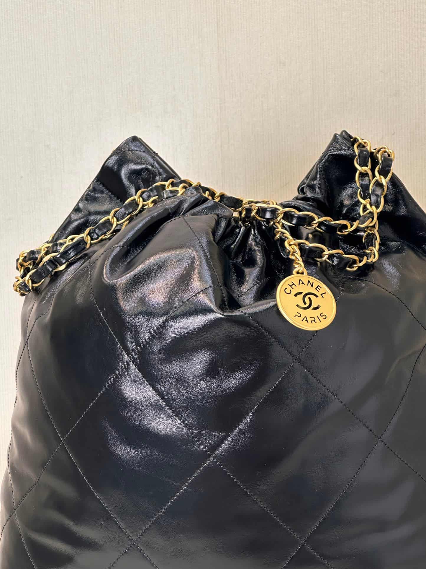 Chanel 22 LARGE HANDBAG Shiny Calfskin & Gold-Tone Metal AS3262 Black TOP