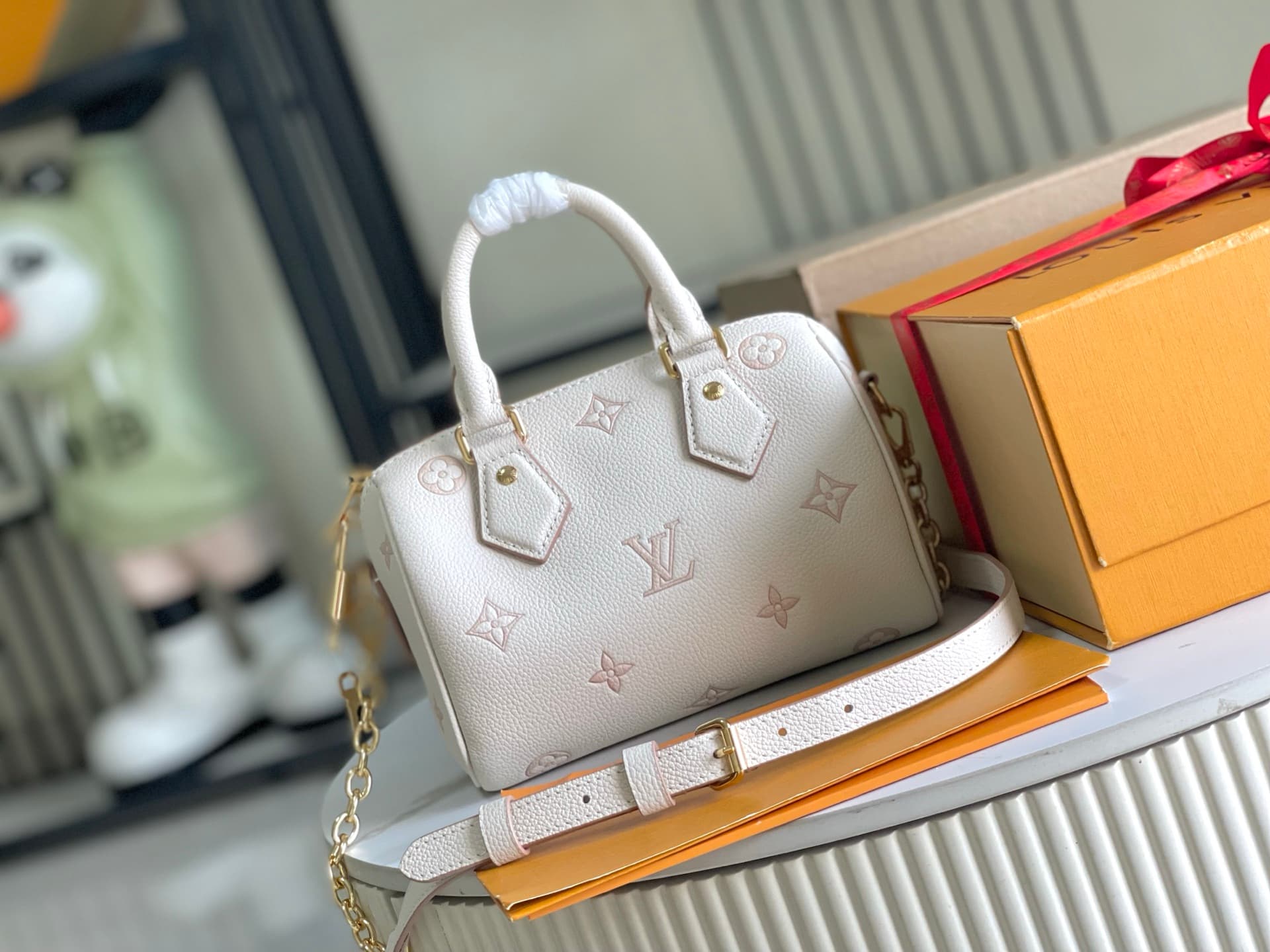 Louis Vuitton Speedy Bandoulière 20 Bag Debossed grained cowhide leather M14291 Eden TOP