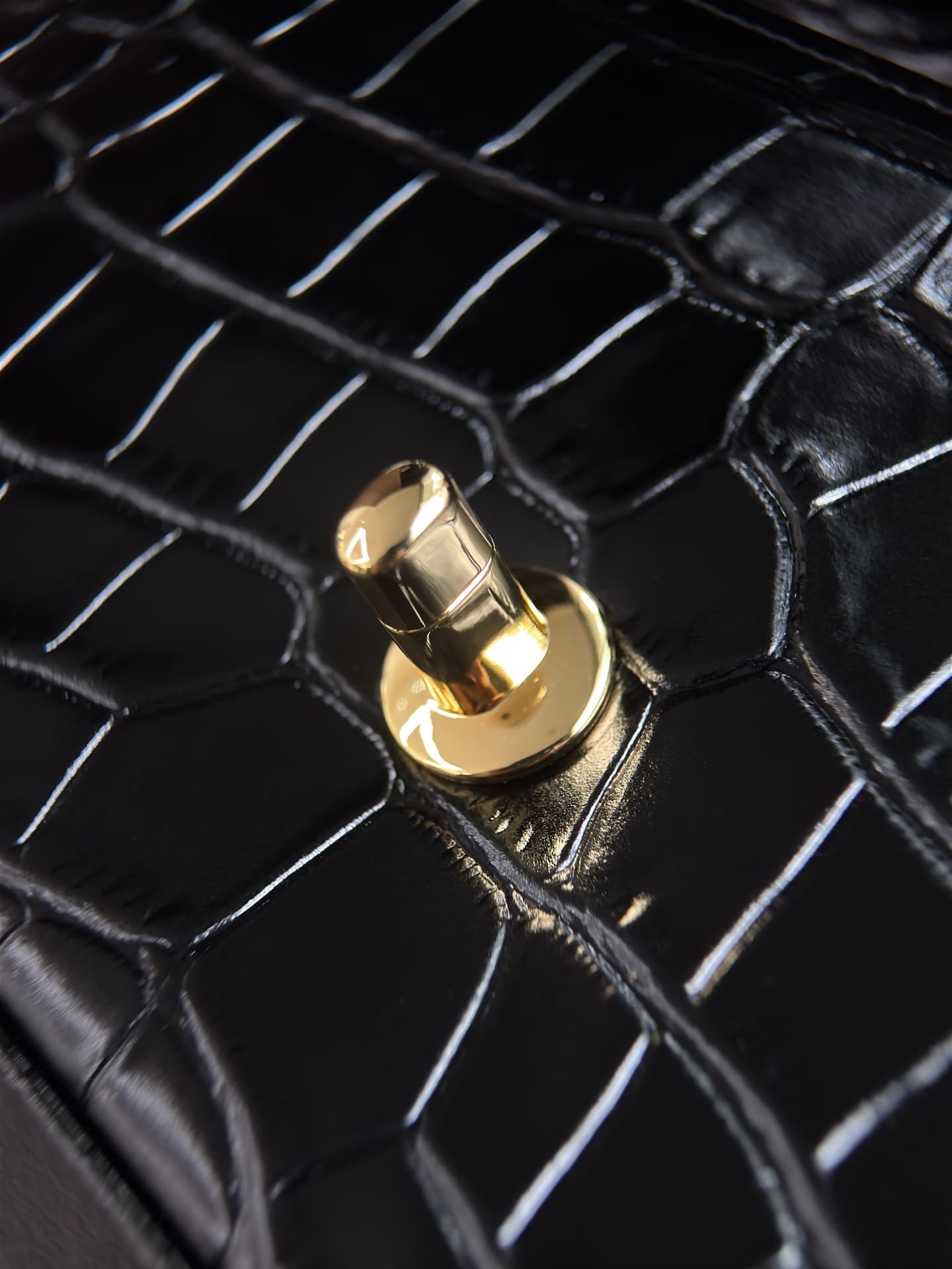 Chanel Flap Bag crocodile-embossed calfskin& Gold-Tone Metal Black AS6340 A