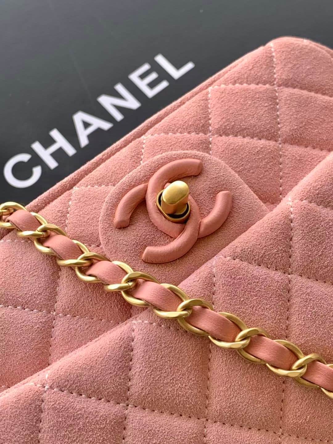 Chanel Classic Flap bag in Pink Suede & Gold-Tone Metal AS5989 A