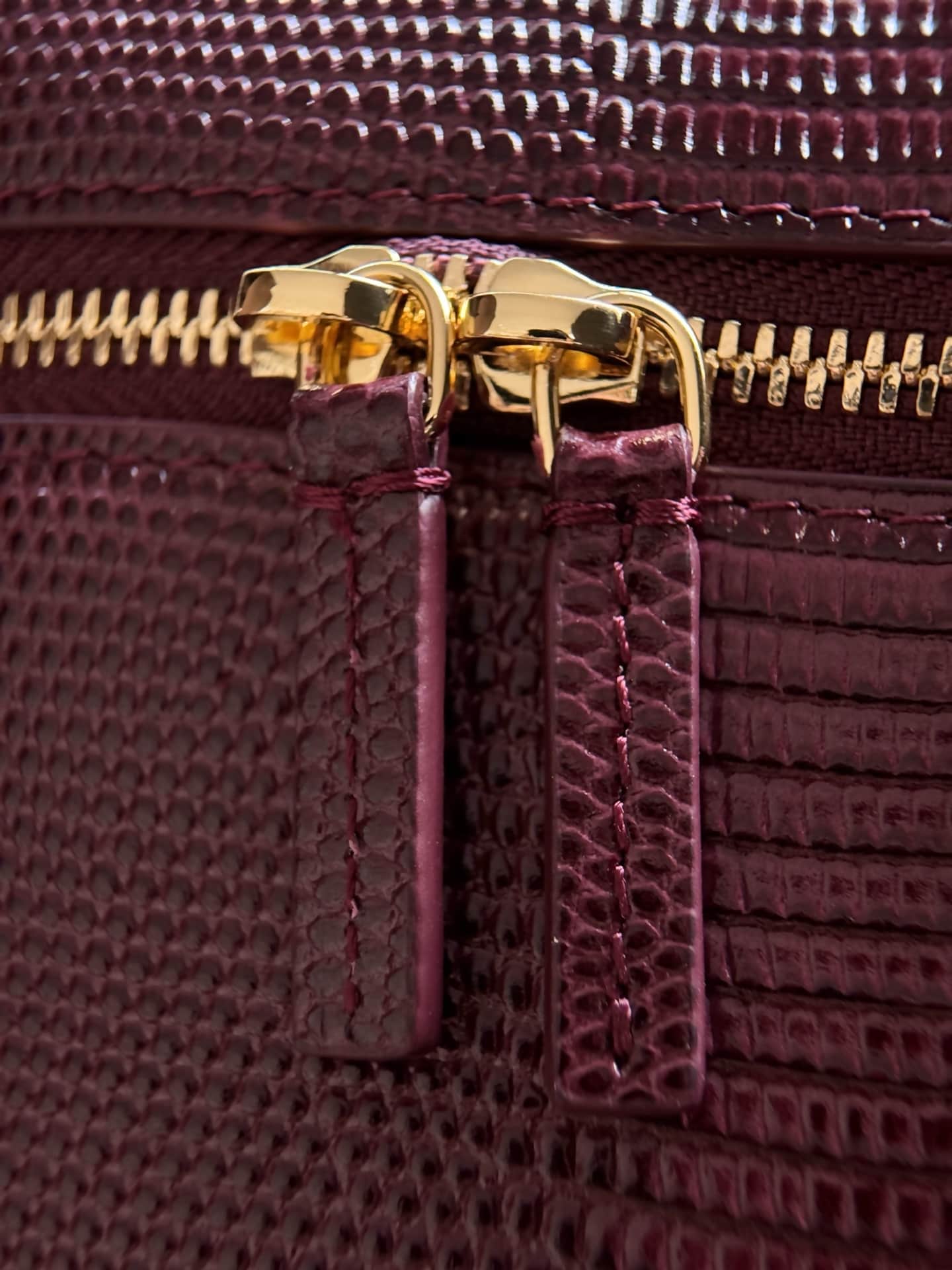 Chanel Small Vanity with chain Lizard Embossed Calfskin & Gold-Tone Metal Burgundy AS5195 A