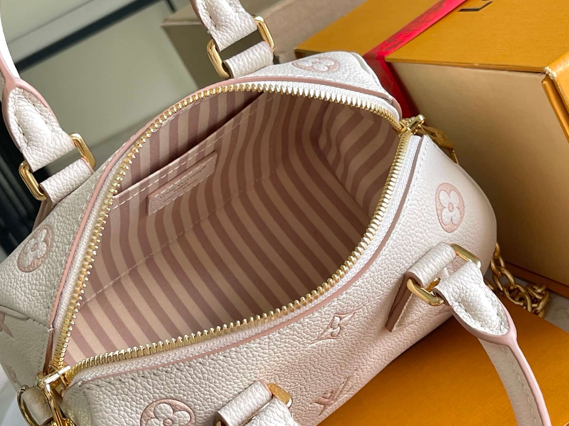 Louis Vuitton Speedy Bandoulière 20 Bag Debossed grained cowhide leather M14291 Eden TOP