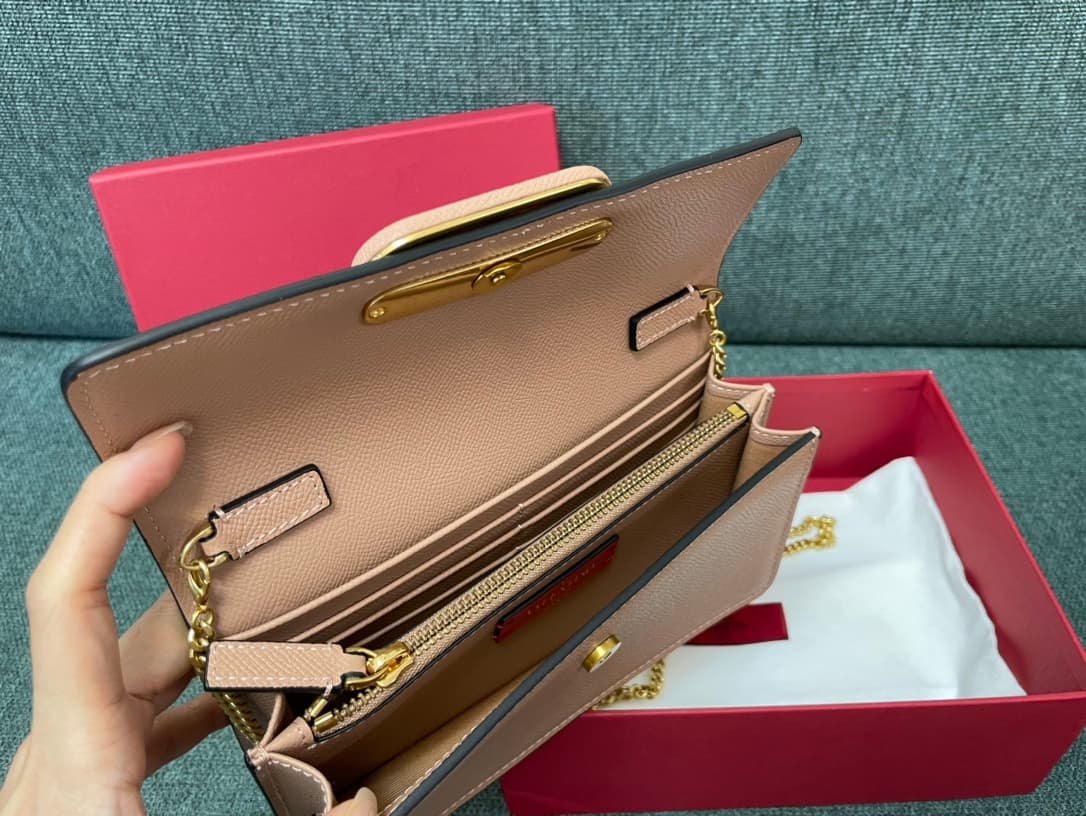 Valentino Garavani VLogo signature wallet on chain bag Grainy Calfskin Nude Pink High