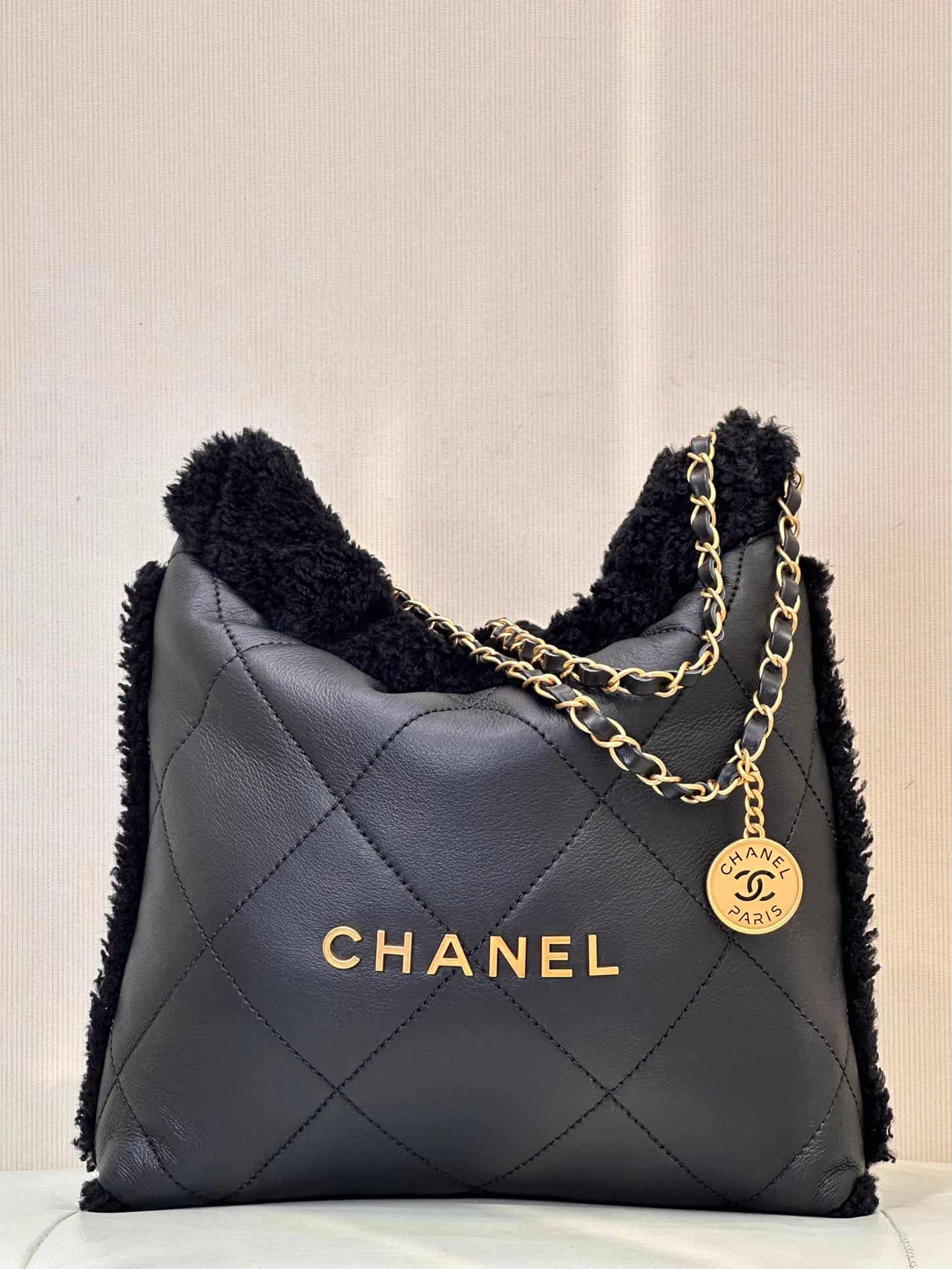 Chanel 22 Small handbag Shiny Calfskin Shearling & Gold-tone metal AS3260 Black TOP
