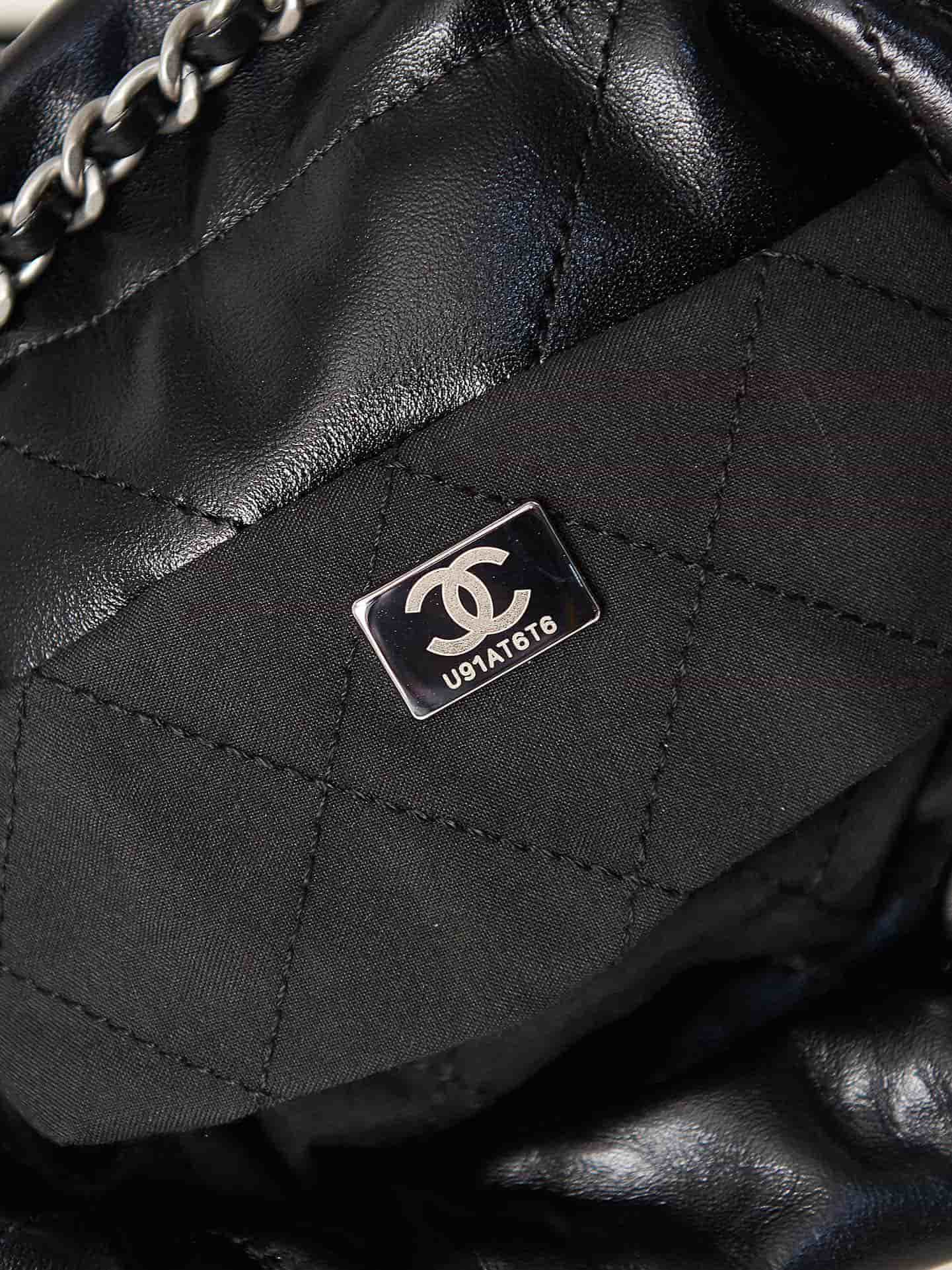 Chanel 22 MINI HANDBAG Shiny Calfskin Black & Silver-Tone Metal AS3980 A