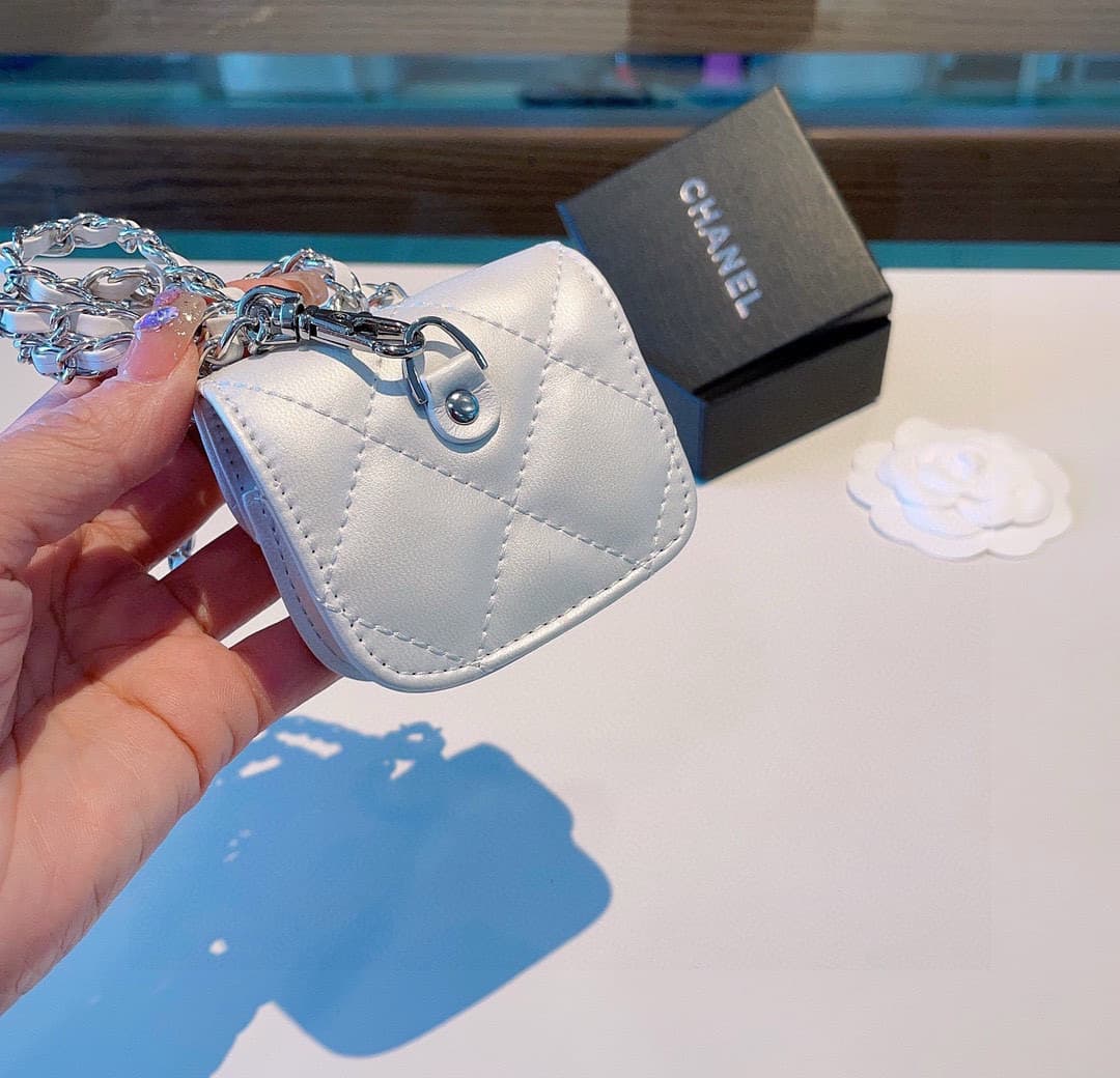 CHANEL classic diamond-pattern universal headphone bag